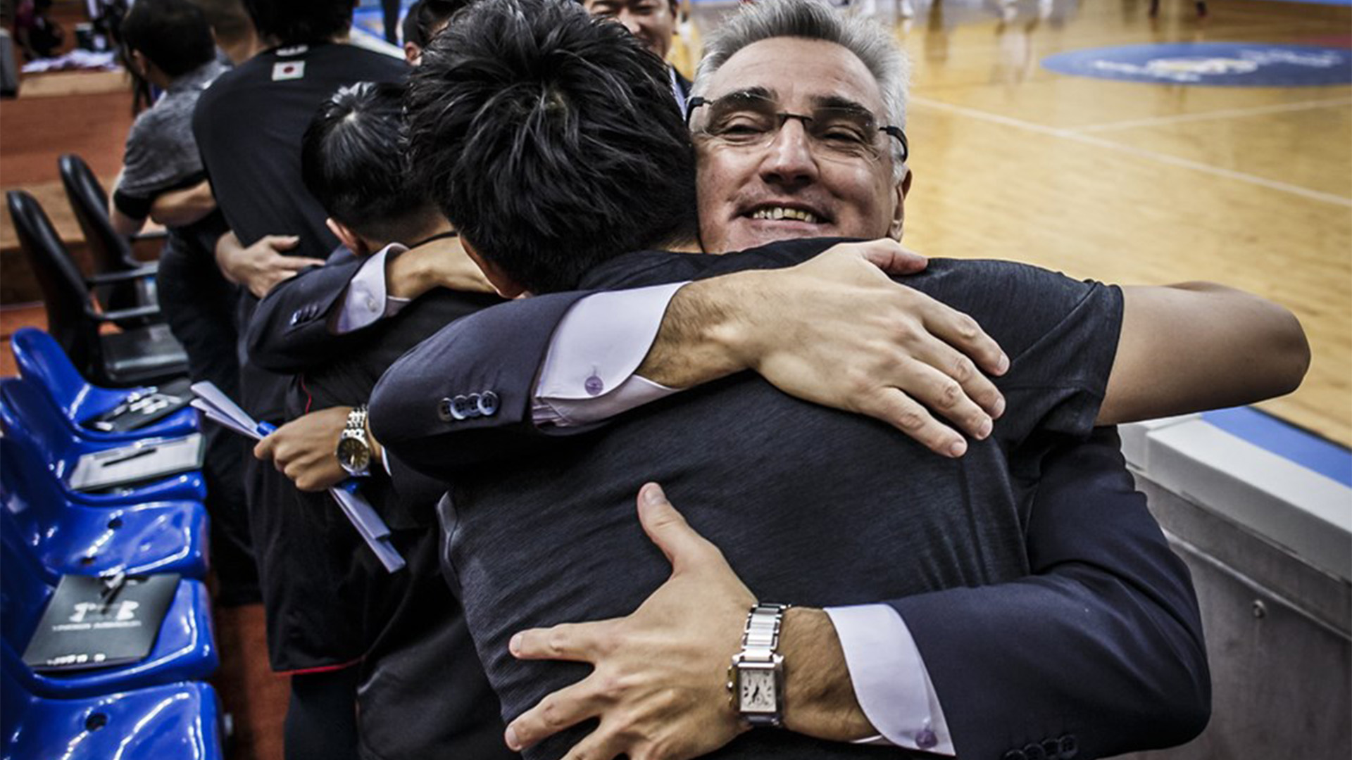 Llevó su tiempo, pero el entrenador argentino generó un vínculo de confianza con sus dirigidos (Foto: FIBA)