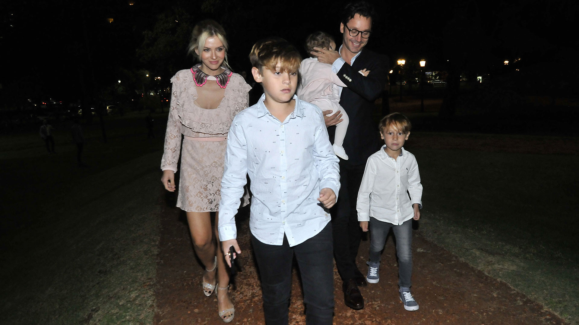 Tras recibir el premio, el actor se retiró feliz junto a su mujer y sus hijos (Fotos: Verónica Guerman/Teleshow)
