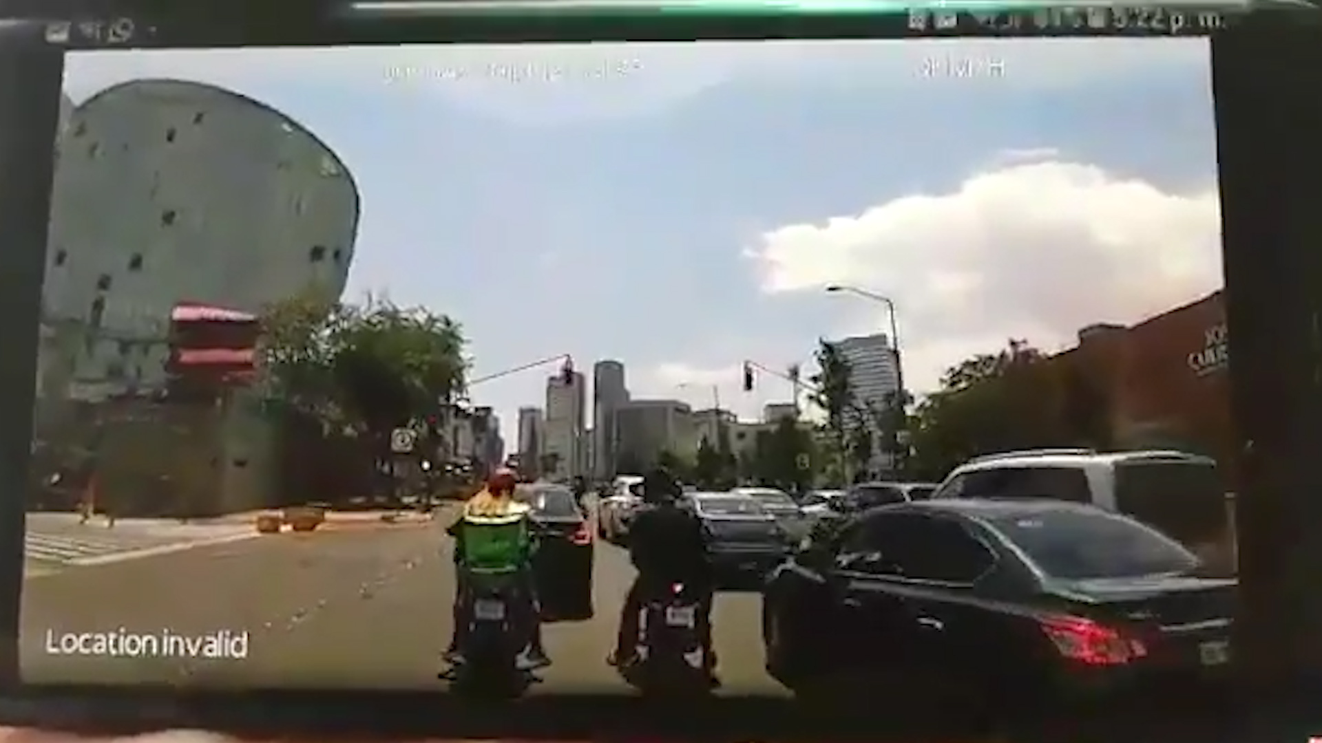 Los sujetos amagaron a los ocupantes del Sentra azul marino y en menos de 10 segundos los despojaron de sus pertenencias (Foto: captura de pantalla)
