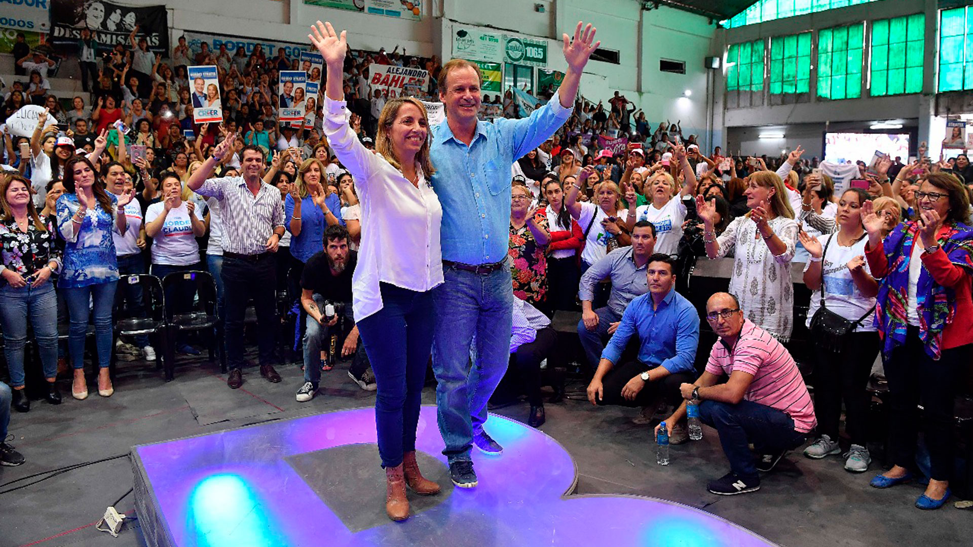 El gobernador de Entre Ríos, Gustavo Bordet, junto a su compañera de fórmula, Laura Stratta