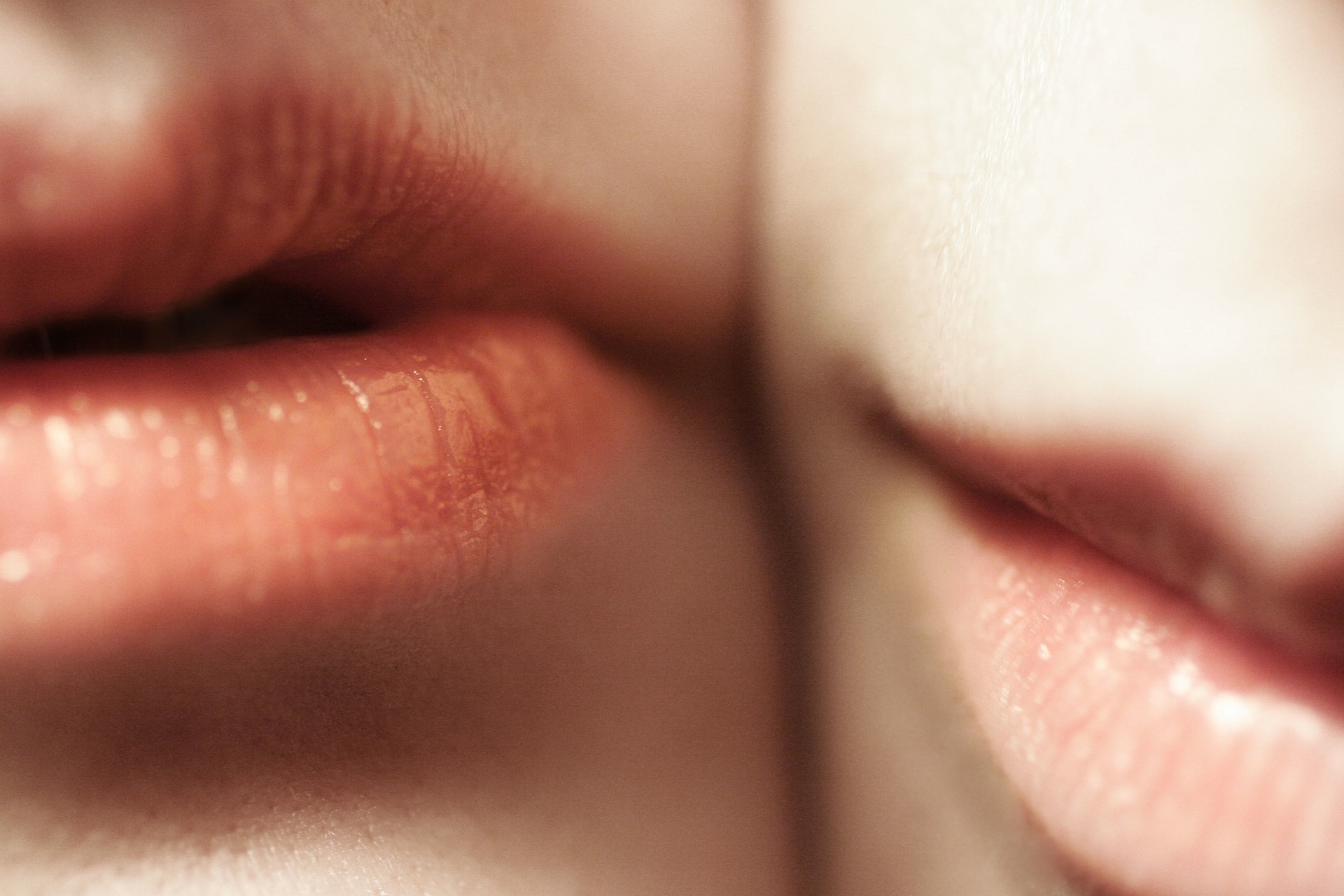Los riesgos que existen debido al probable contagio por besar (Foto: Pixabay)