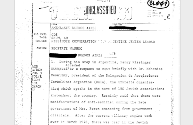 Durante su visita de octubre de 1976, Henry Kissinger, secretario de Estado, habló con el entonces presidente de la DAIA, Nehemías Resnizky.