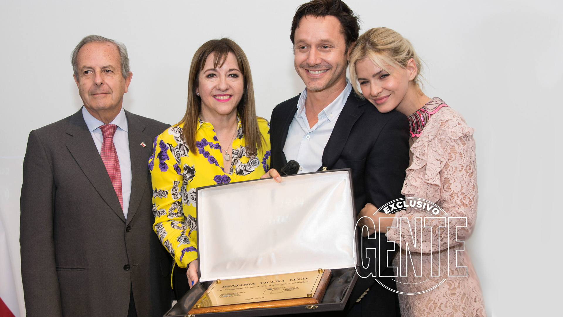 Benjamín recibió una placa dorada por su exitosa trayectoria de manos del Embajador de Chile en Argentina, Sergio Urrejola Monckeberg, y la Agregada Cultural de Chile en Argentina, Carmen Ibáñez.