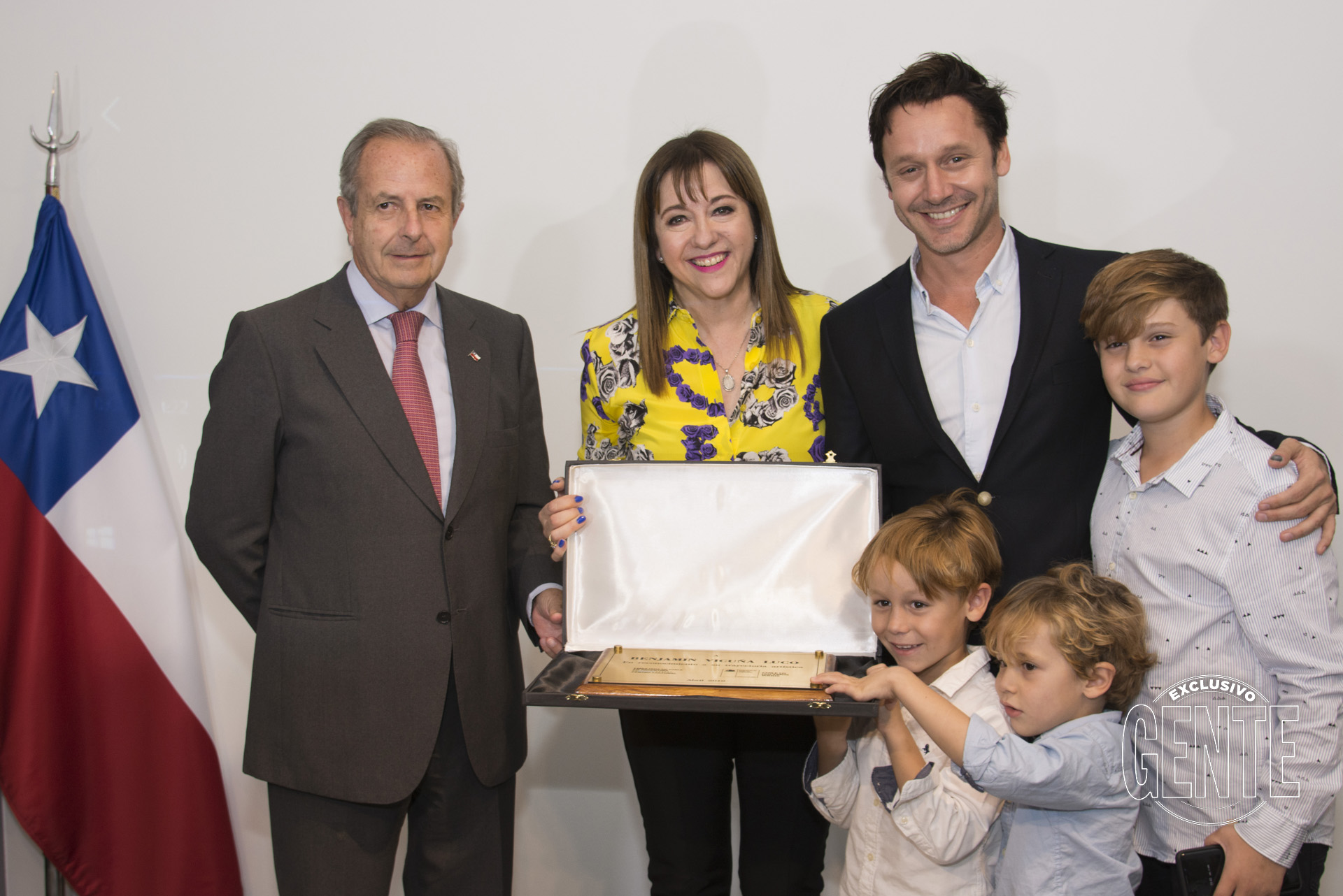 Benjamín recibió la placa acompañado por Bautista (11), Beltrán (7) y Benicio (5).