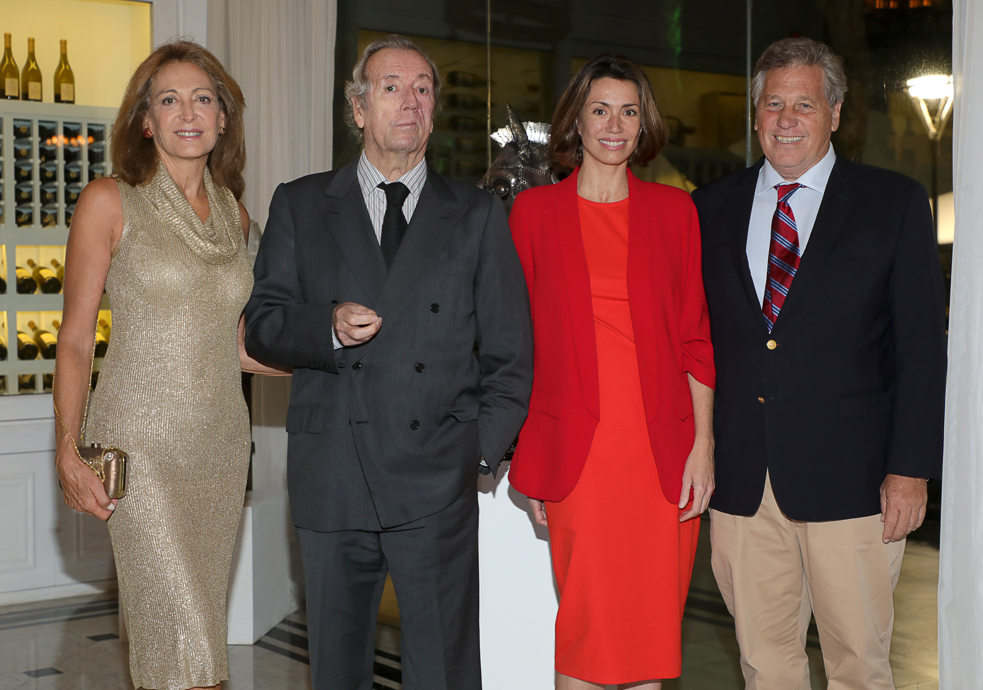 Mariel Llorens de Quintana y su marido, Bruno Quintana, junto a Verónica Quintana, jefa de prensa del Hipódromo Argentino de Palermo, y Antonio Bullrich, presidente de la Comisión de Carreras, durante el cóctel de presentación de BAEX