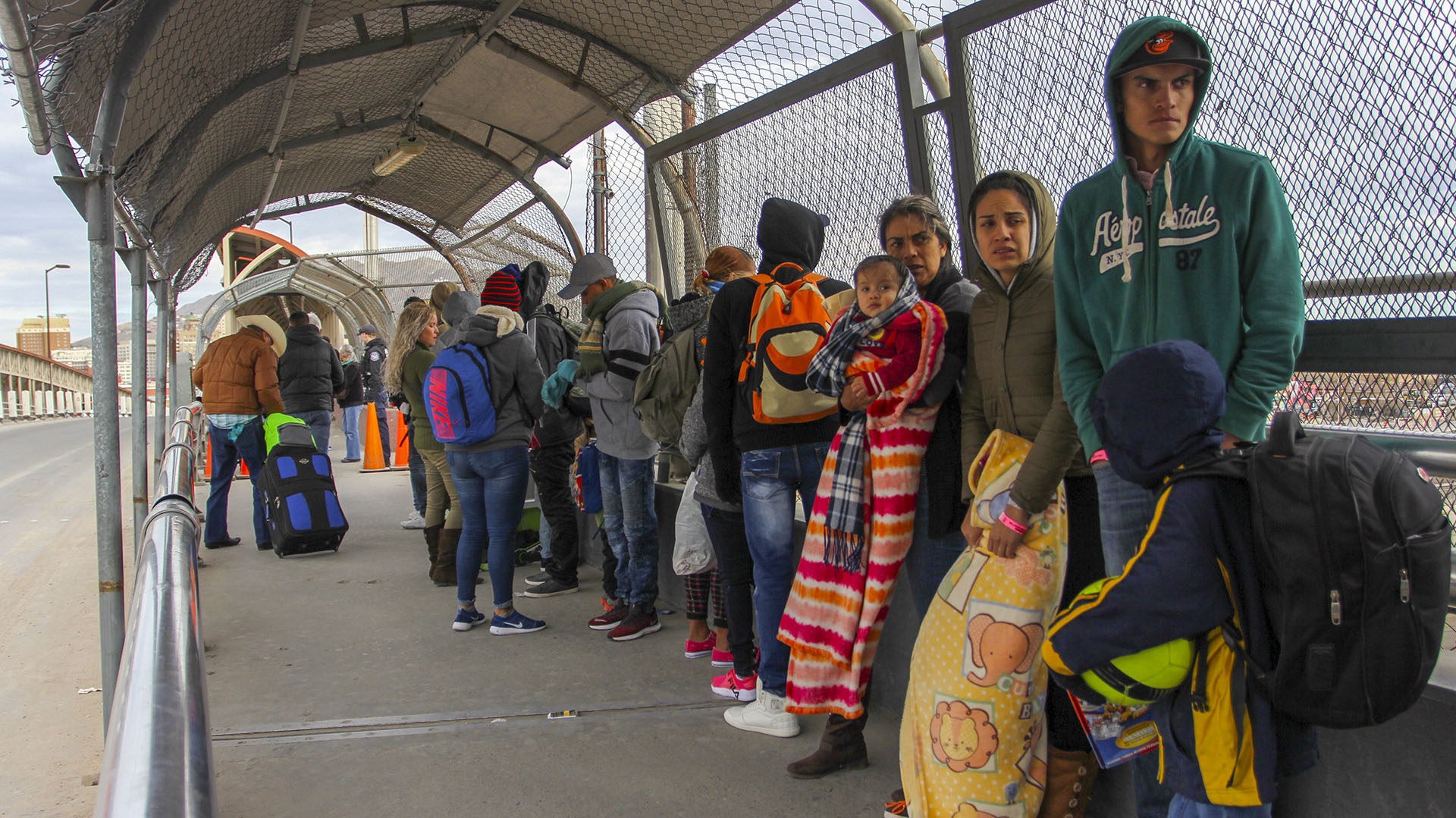 Inmigrantes venezolanos en Ciudad Juarez, México, hacen fila para pasar a Estados Unidos (Herika MARTINEZ / AFP)