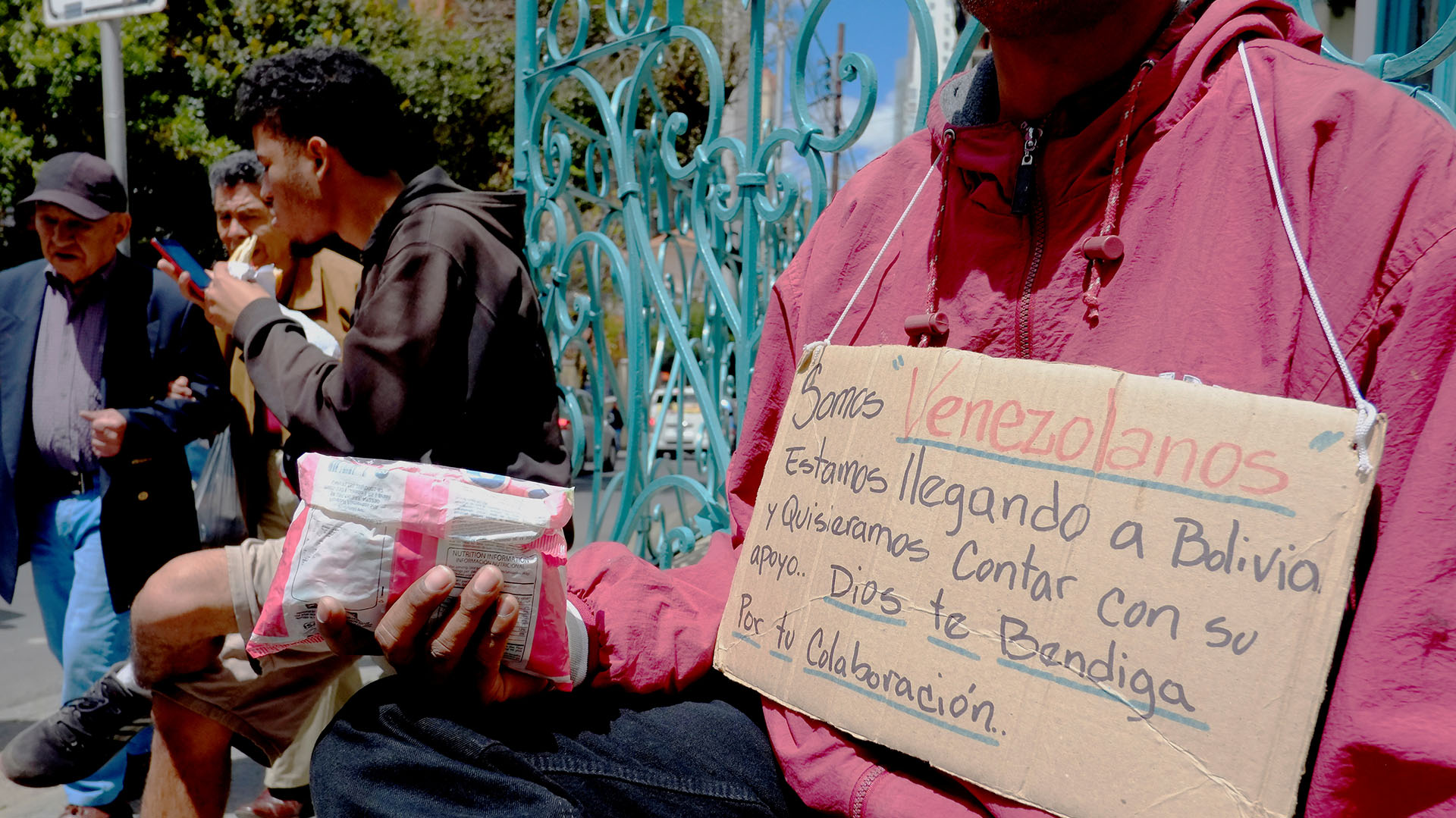 Un inmigrante venezolano ofrece dulces en el centro de La Paz, Bolivia (REUTERS/David Mercado)