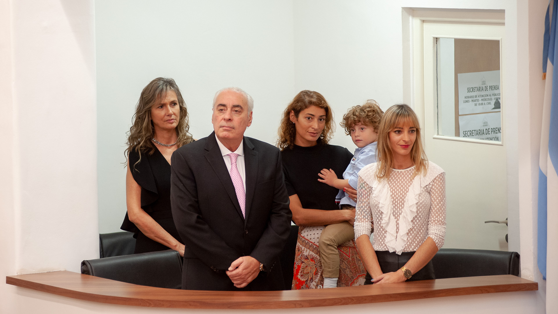 Orgullo familiar. Desde el palco, la familia del doctor Rafael Díaz aplaudió y lagrimeó ante el reconocimiento “en casa”. Aquí sus hijas, su esposa y su nieto. Uno de los sueños que Díaz no abandona es la creación de un hospital virtual, con los datos conectados y disponibles de todos los pacientes para seguir produciendo evidencia.