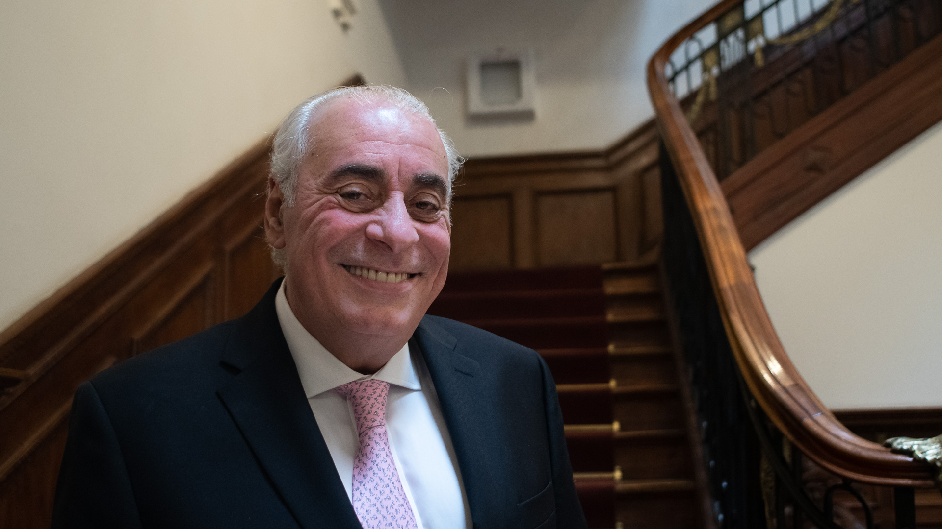 Rafael Díaz posa feliz para Infobae en las escalinatas del Consejo Municipal de Rosario. Flamante ciudadano distinguido de su ciudad natal “Quiero que Rosario se convierta en la mejor ciudad de América Latina, y creo que tiene todo para lograrlo”, afirmó.