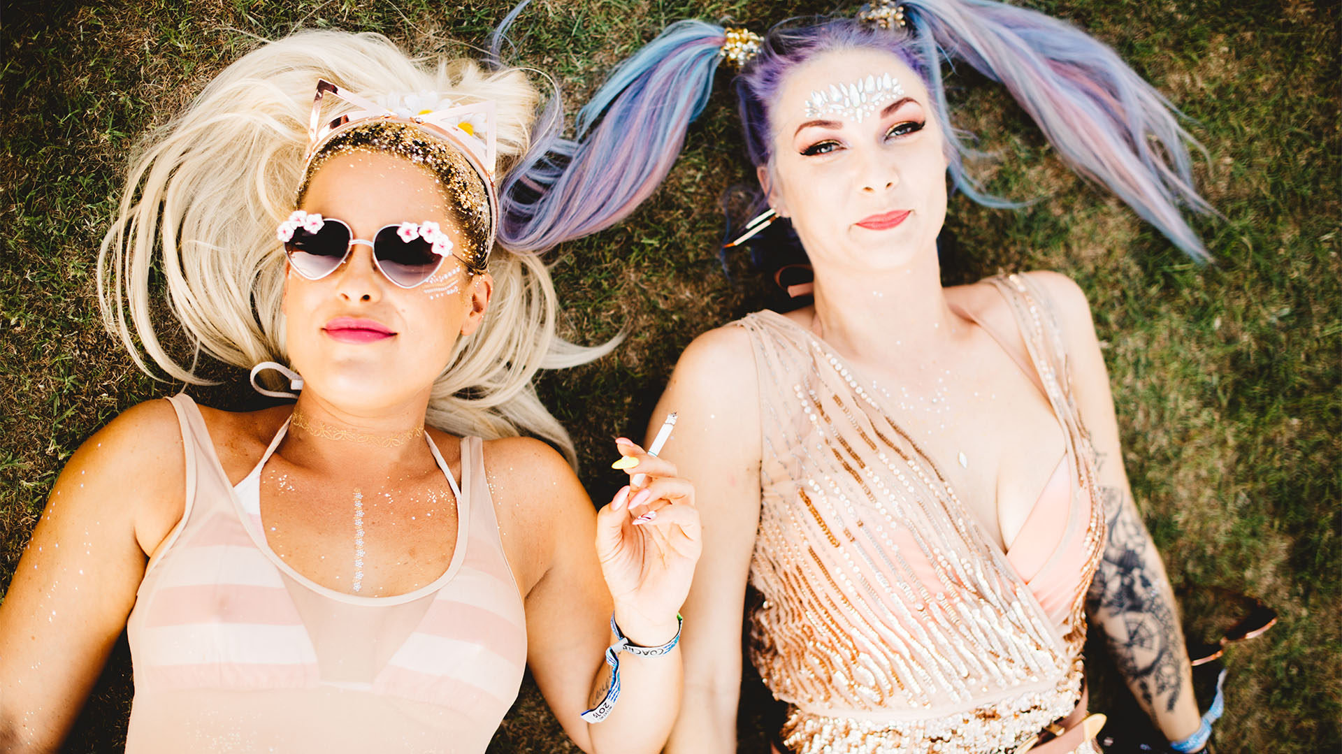 El glitter y las gemas es uno de los accesorios it que no deben faltar para completar el look Coachella. Tampoco el tinte de color en el pelo