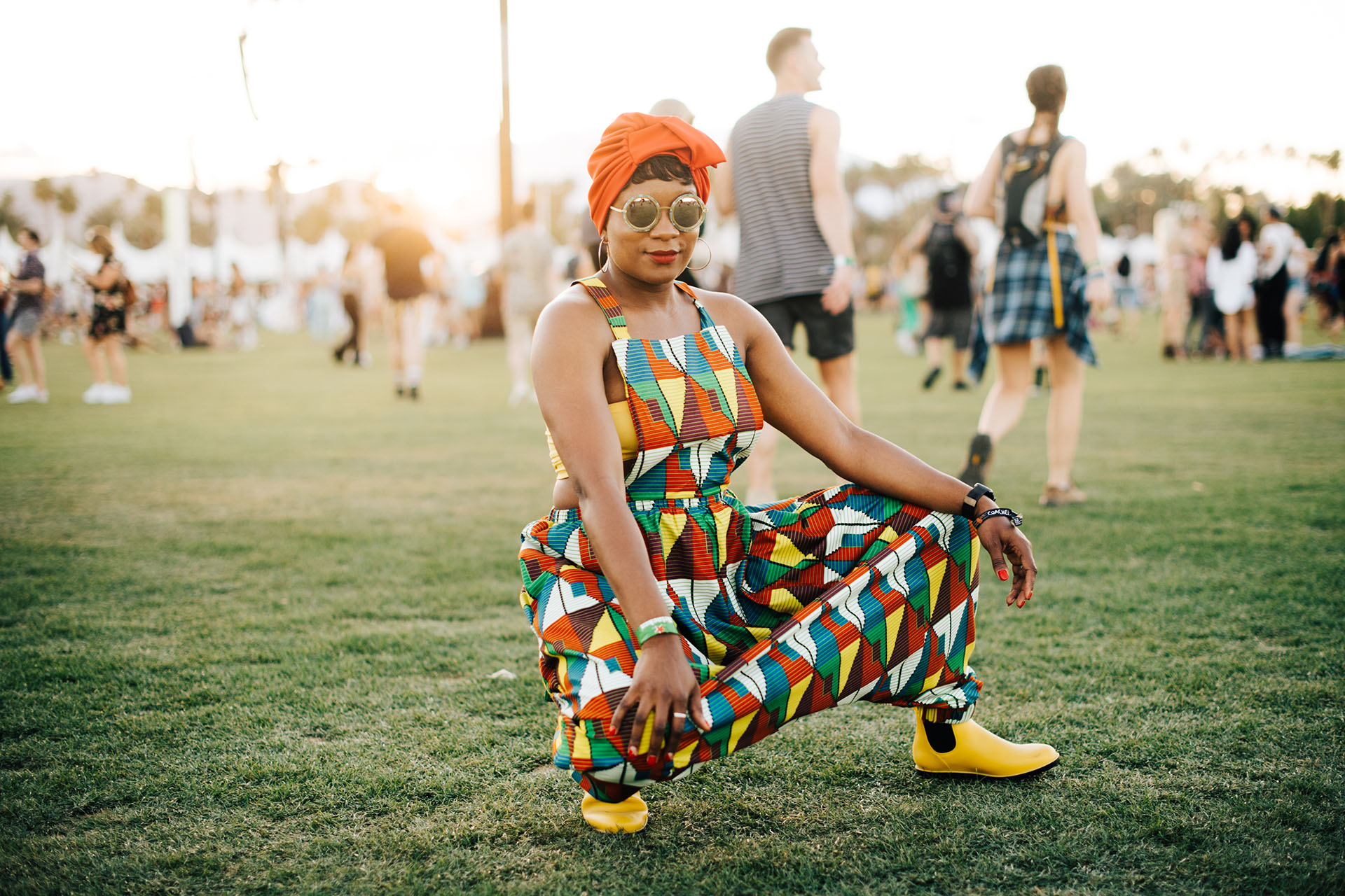En el festival Coachella, el más importante de California, vale todo. Los geométricos y el estilo hippie chic es el. Turbantes, monoprendas estampadas. Booties y anteojos espejados son los protagonistas de tres días de música y arte