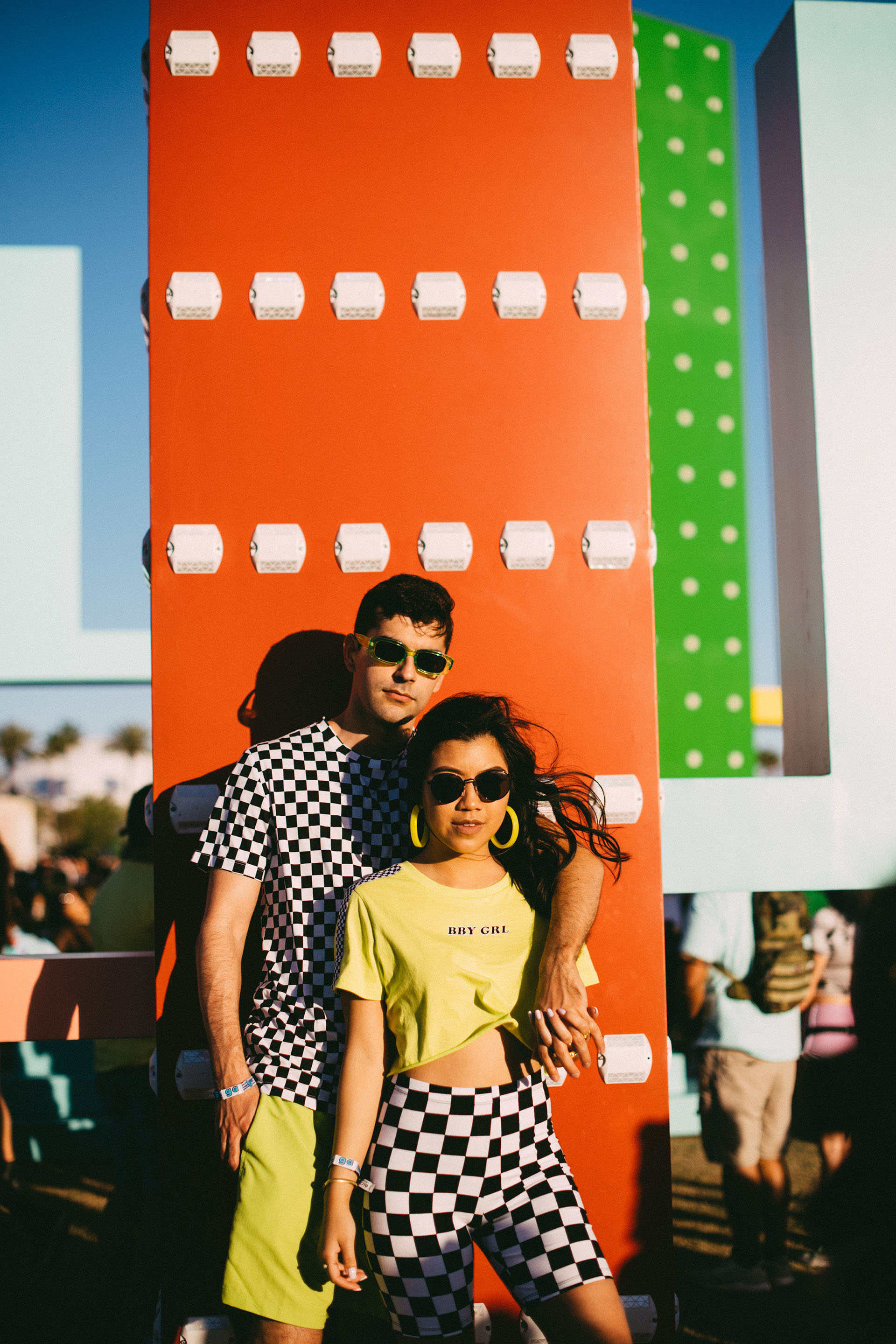 Mimetizados. Las parejas que van al festival coinciden con sus looks. Una pareja para el primer día del festival eligió el cuadrillé blanco y negro combinado con el amarillo, haciendo referencia a un look taxi