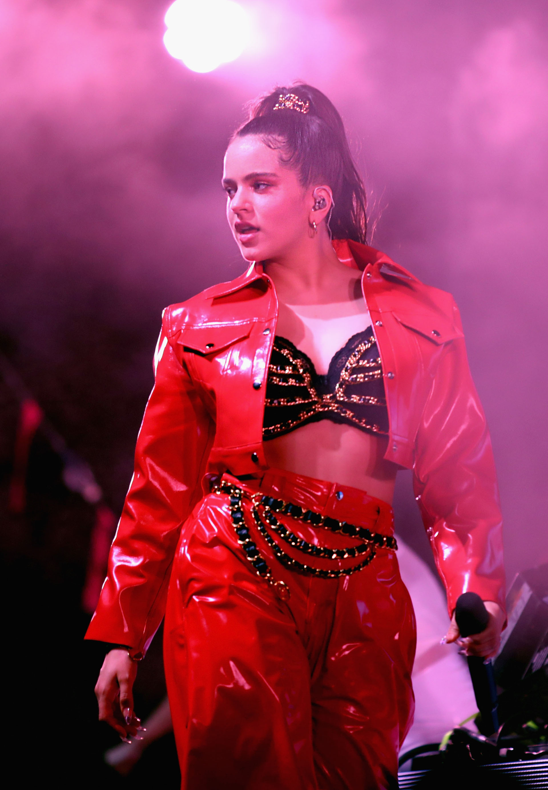 Vinilo, encaje y cadenas, el look elegido por la cantante catalana Rosalía para cantar en el primer día del Coachella. Un conjunto de campera crop y pantalones cargo combinados con corpiño bordado
