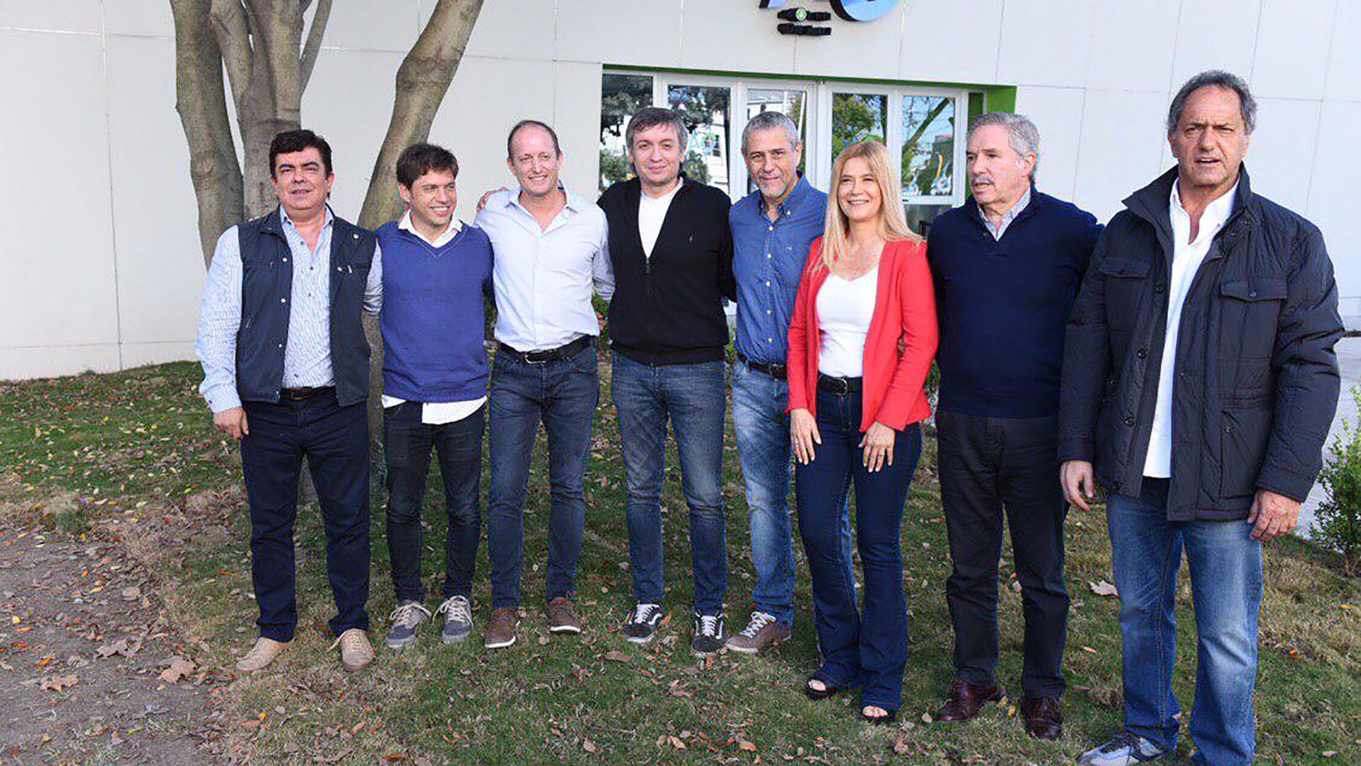 Fernando Espinoza, Axel Kicillof, Martín Insaurralde, Máximo Kirchner, Ferraresi, Verónica Magario, Felipe Solá y Scioli durante un acto en Avellaneda