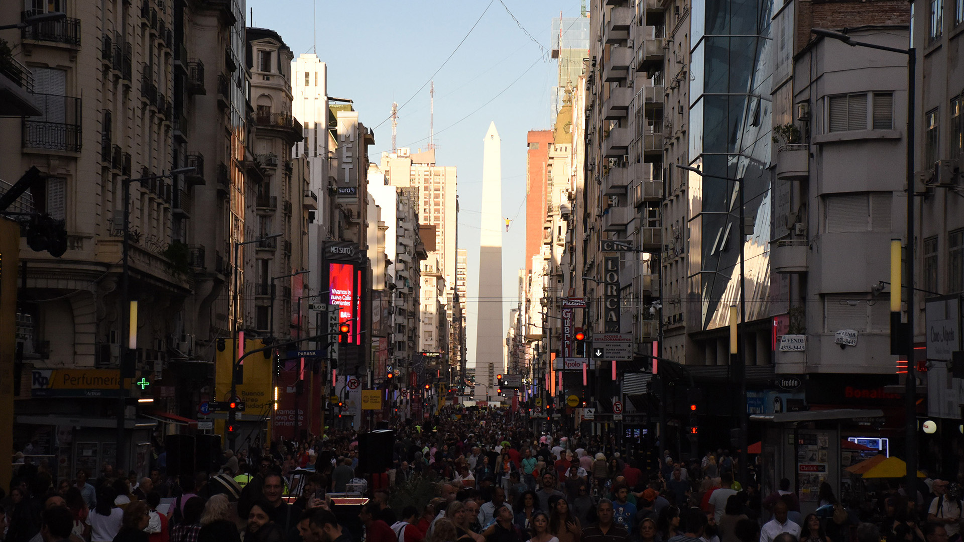 Desde temprano, miles de personas recorrieron la avenida Corrientes