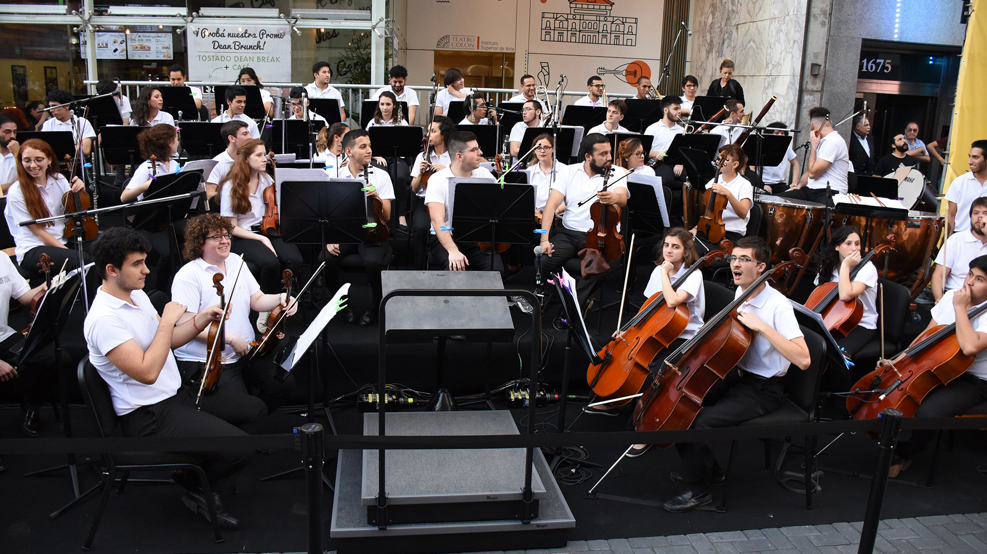 Una orquesta comenzó con las exposiciones artísticas de la tarde