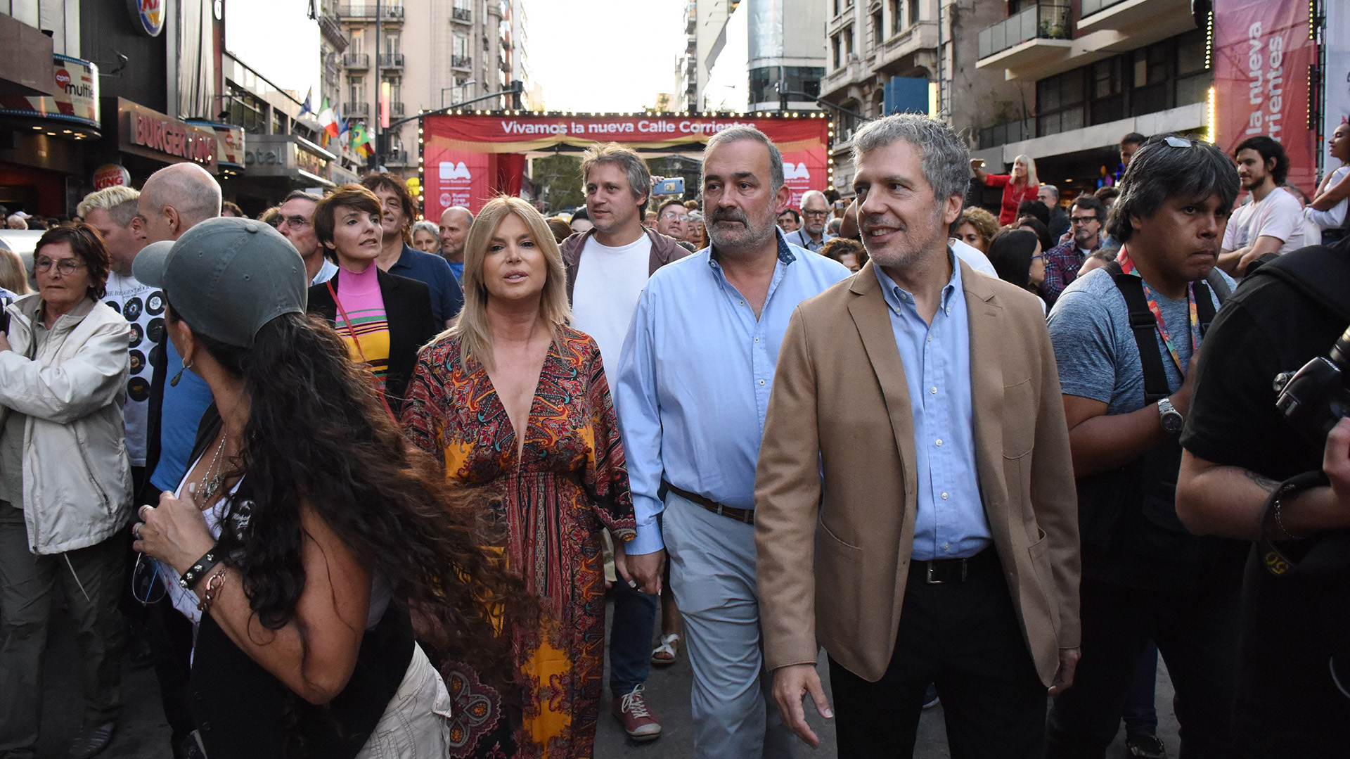 Eduardo Machiavelli, ministro de Ambiente y Espacio Público, recorrió las calles acompañado de su mujer
