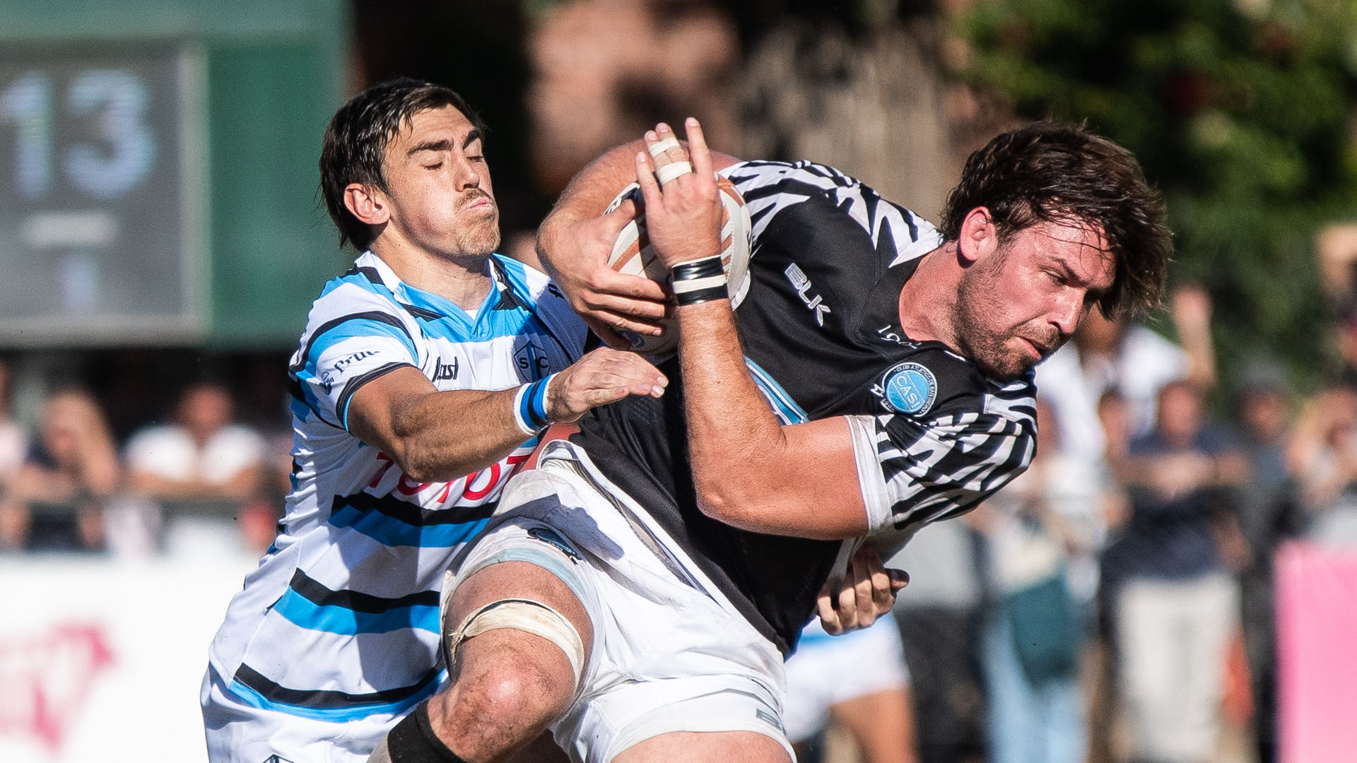 Juan Imaz, octavo CASI se lleva la pelota frente al medio scrum del SIC, Juan Soarez Gache que busca agarrarlo. (Manuel Cortina)