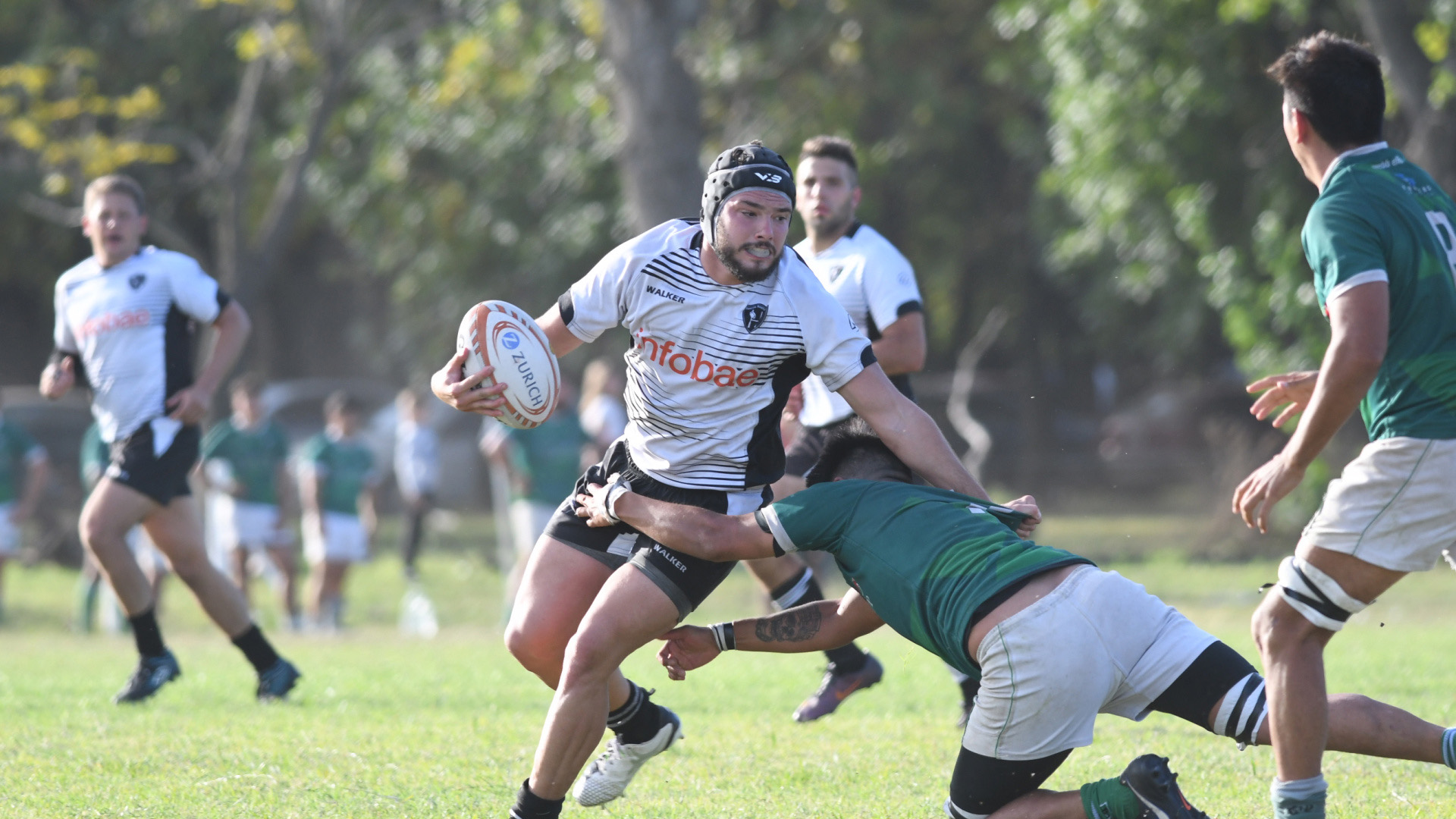 Gonzalo García Lofriego, capitán de Floresta Rugby, trata de escapar de la marca. (Fabián Ramella)