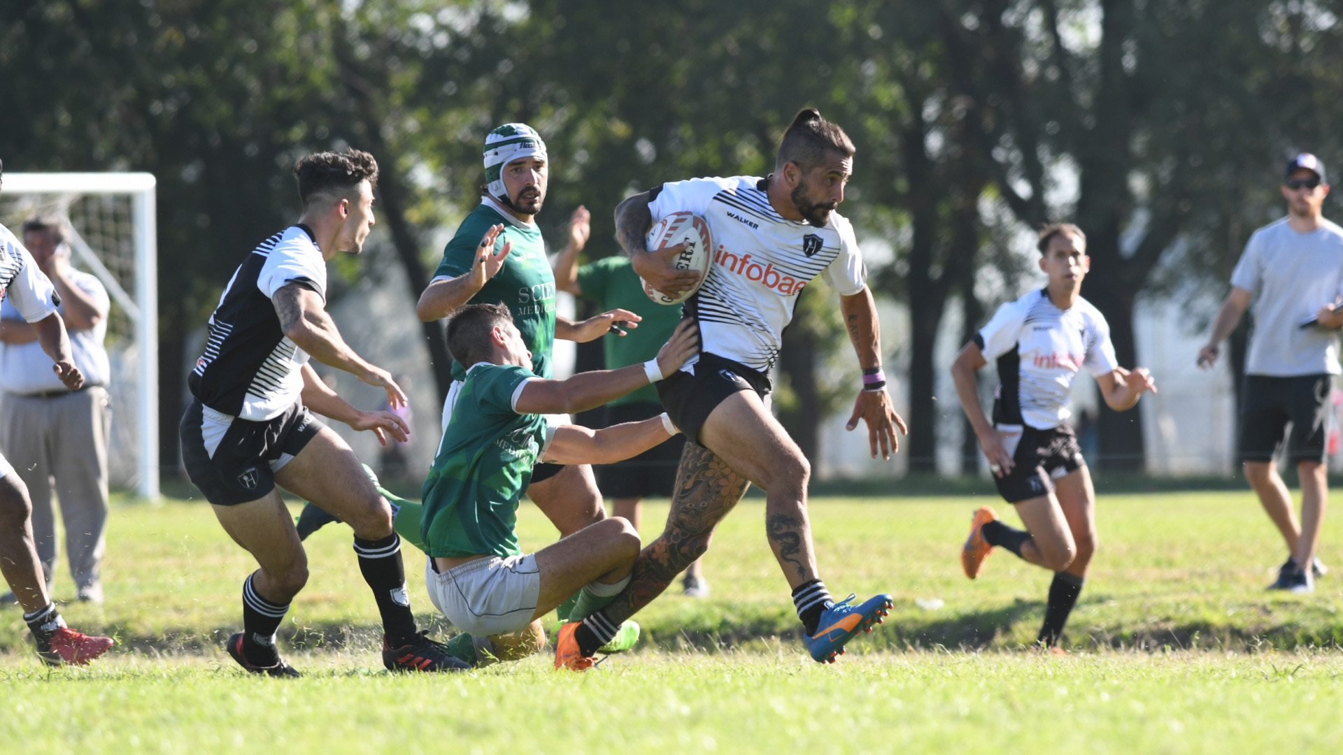 Juan Caneda inicia la carrera con el balón asegurado. (Fabián Ramella)