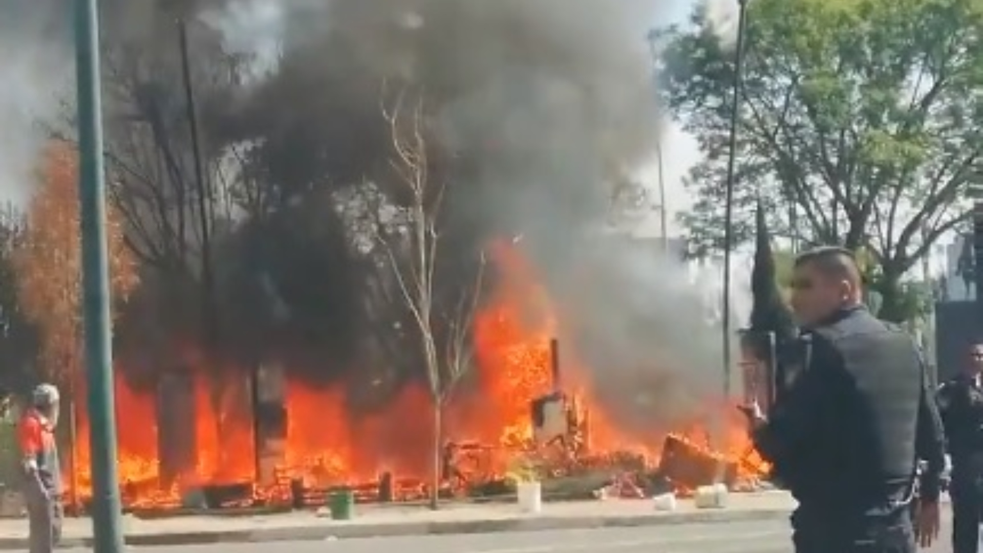 Testigos afirmaron que el incendio fue provocado por una mujer que vivía en la zona junto con su pareja (Foto: Twitter – @bonilla0077)