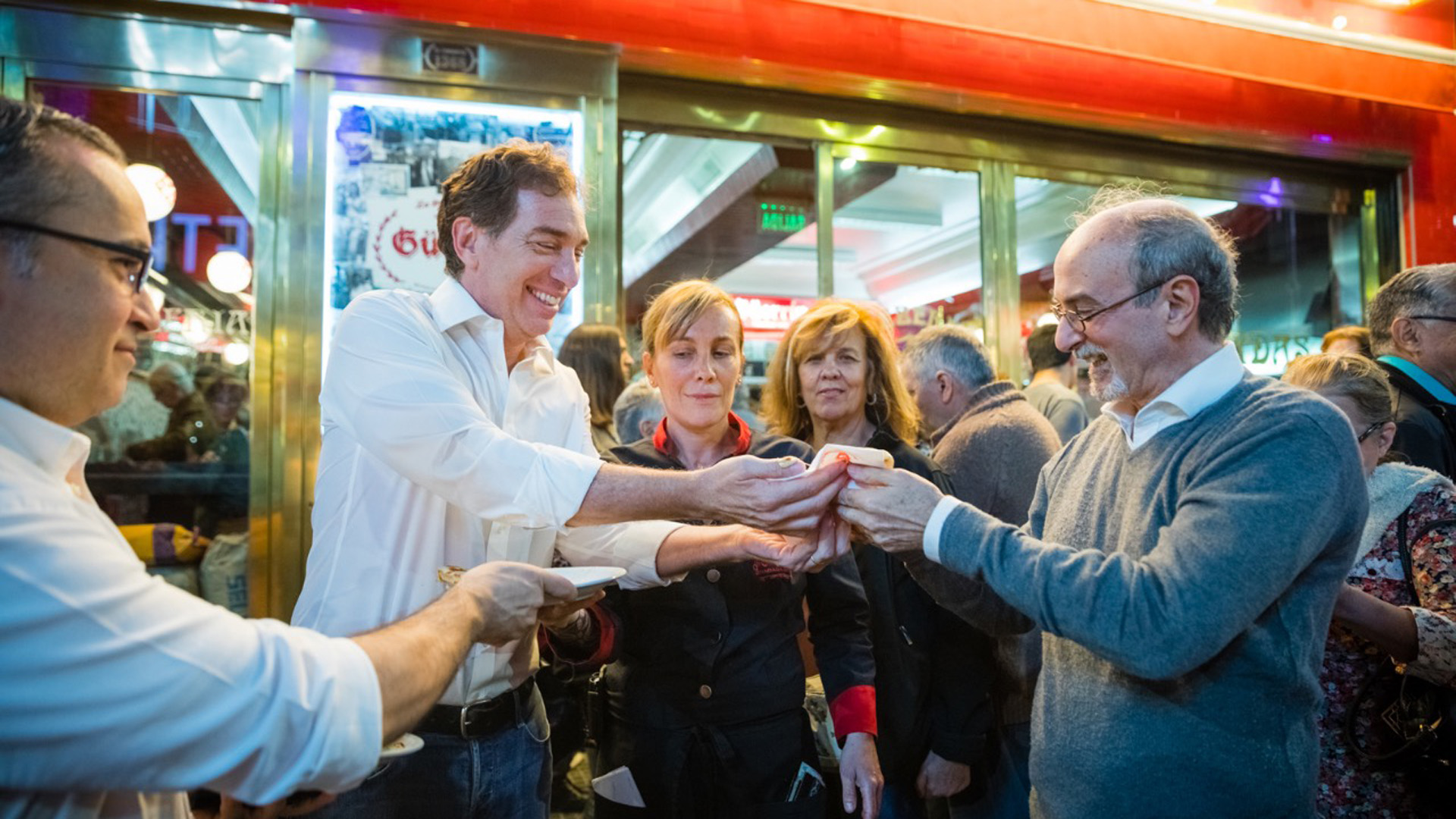 El vicejefe de Gobierno Diego Santilli en una de las clasicas pizzerías de Corrientes