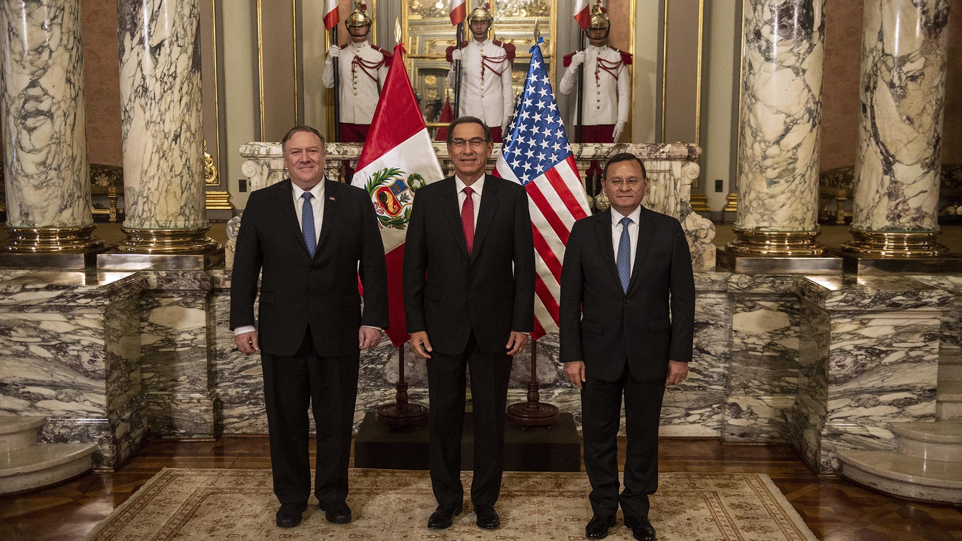 Pompeo llegará a Colombia proveniente de Perú, donde mantuvo reuniones con el presidente Martín Vizcarra y el canciller Nestor Popolistio (AFP)