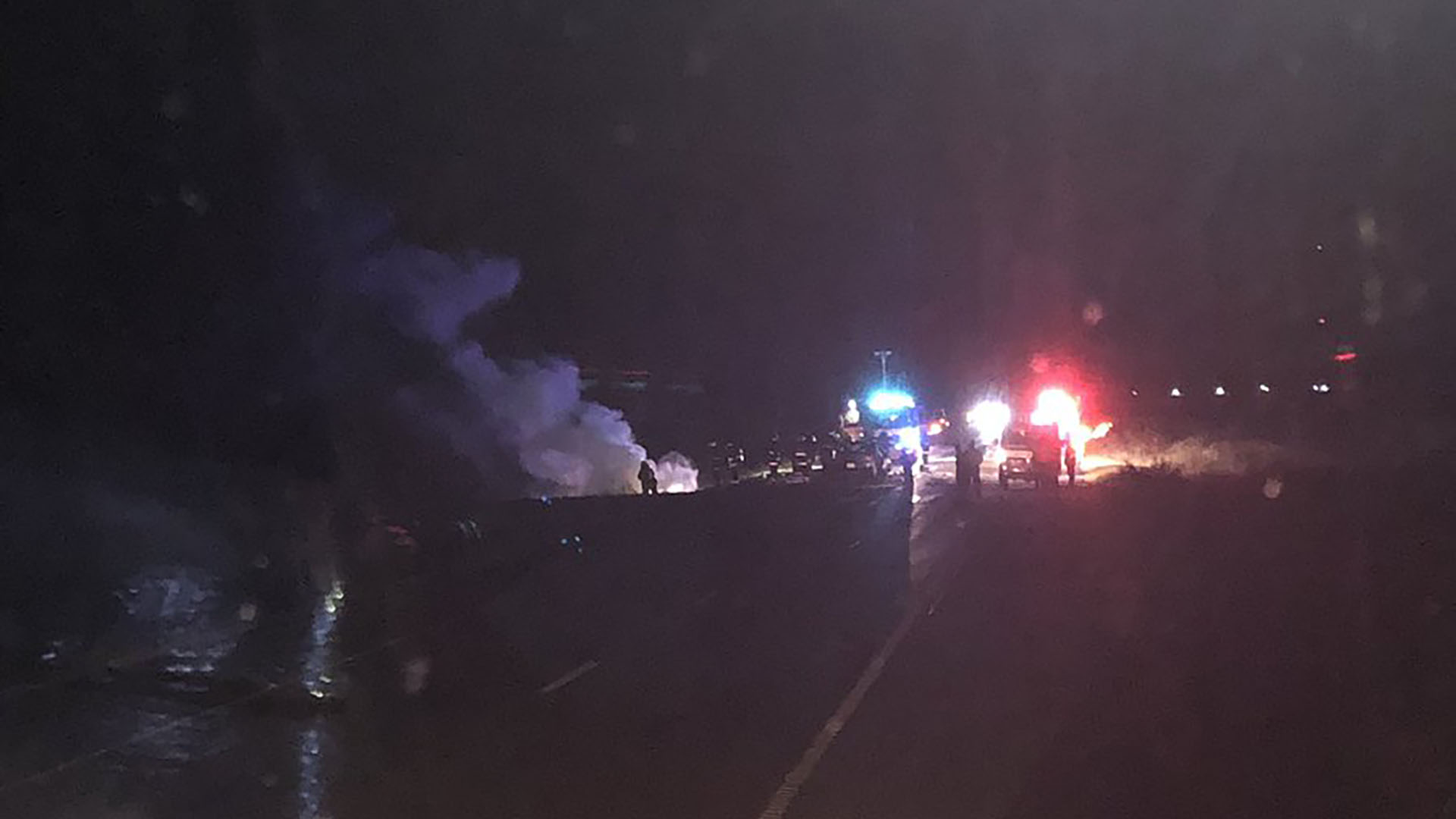 Uno de los vehículos se prendió fuego tras el choque; murieron todos su ocupantes (@Carolitasss)