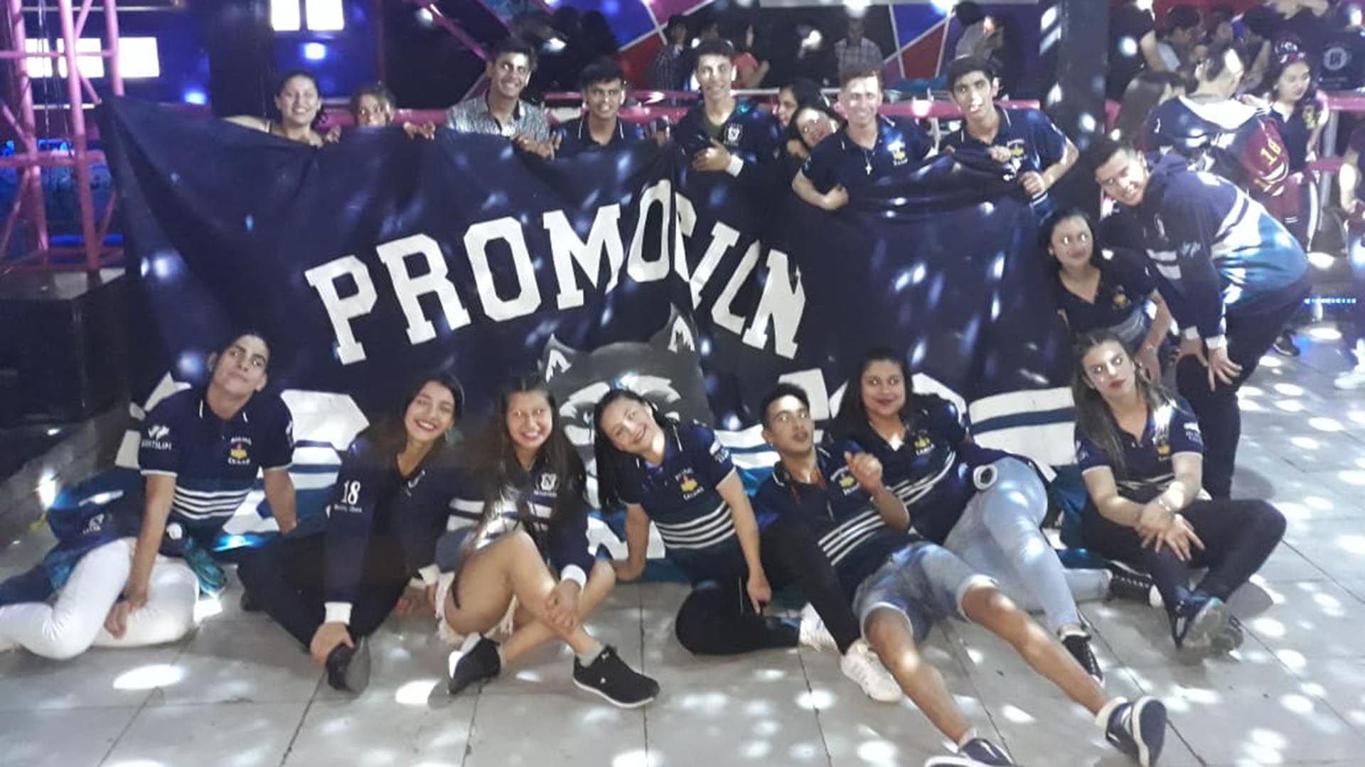 Además de incluir las islas y el submarino en su uniforme, llevaron las insignias también a la bandera de la promoción