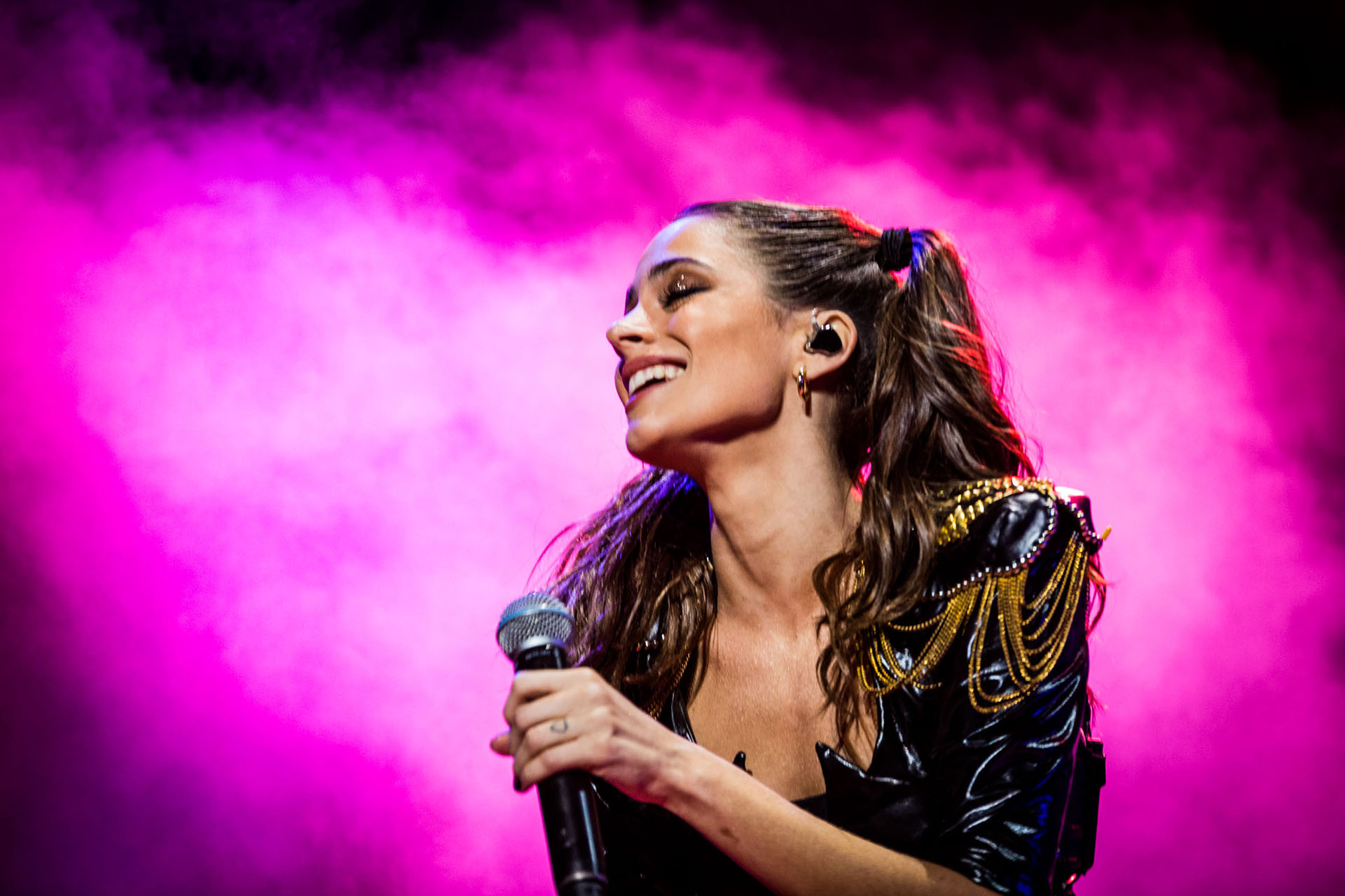 Con su habitual dominio de escena, Tini arrancó la noche con sus dos hits “Princesa” y “Ya no hay nadie que nos pare”, a continuación interpretó “Confía en mí”