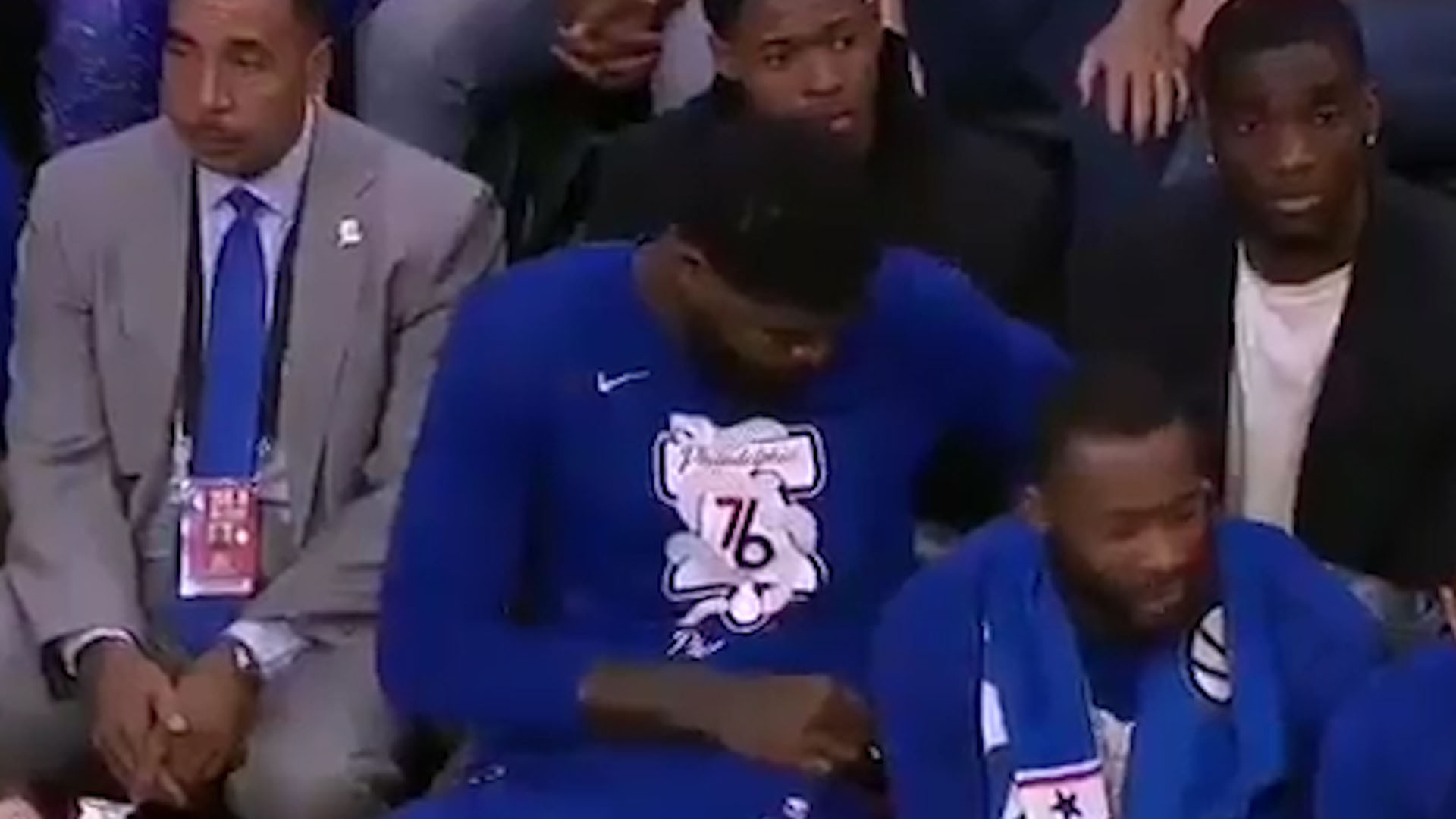 Amir Johnson guardó el celular tras chequearlo nuevamente