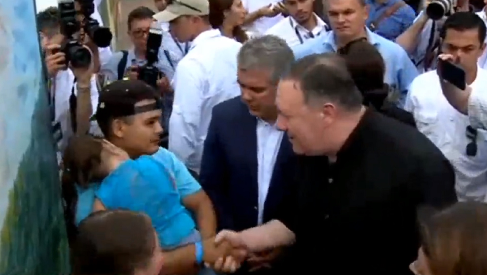 Mike Pompeo e Iván Duque recorren un albergue en Cúcuta