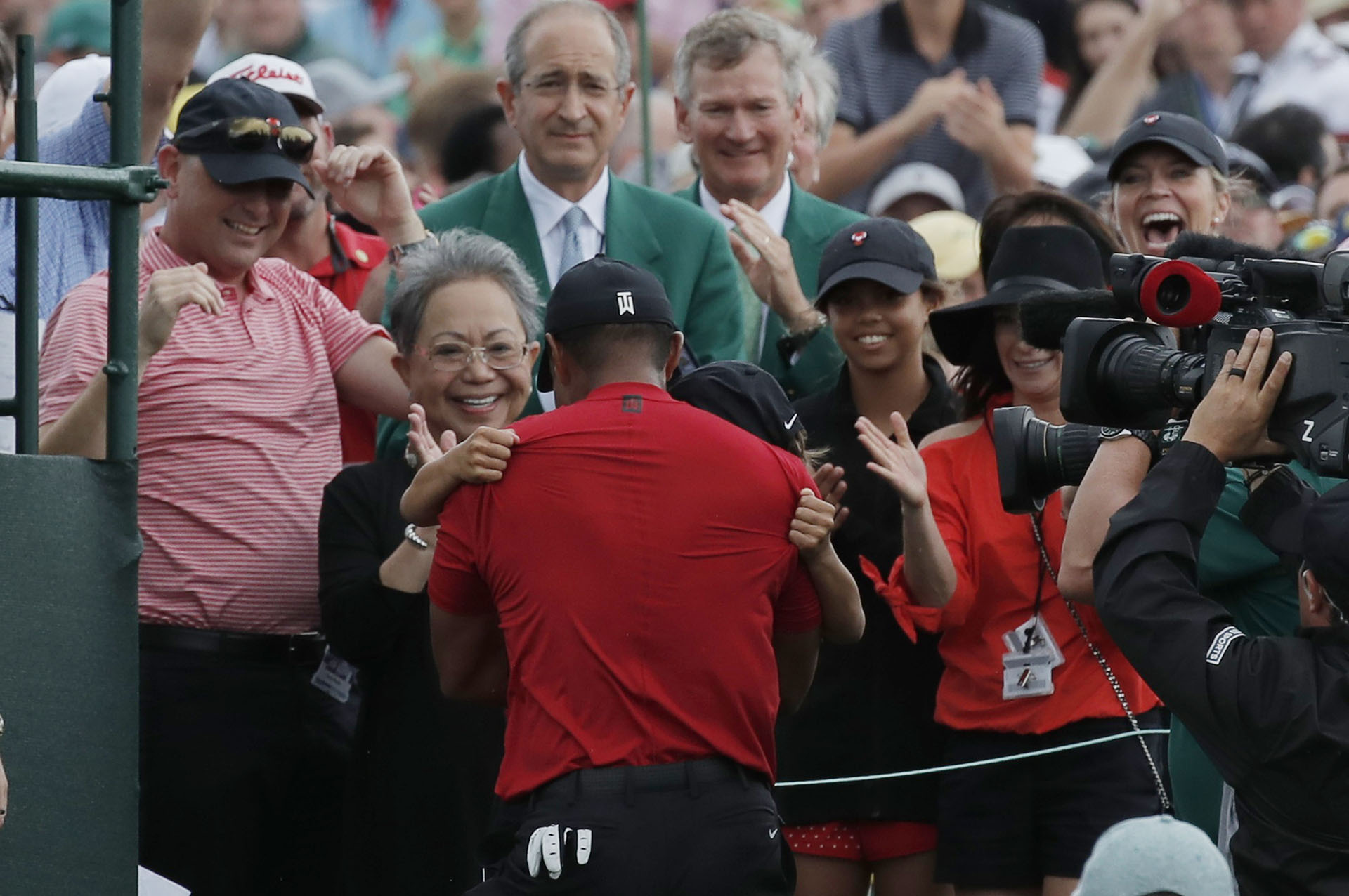 El abrazo de Woods con su madre Kultida y su hijo Charlie en Augusta (REUTERS/Mike Segar)