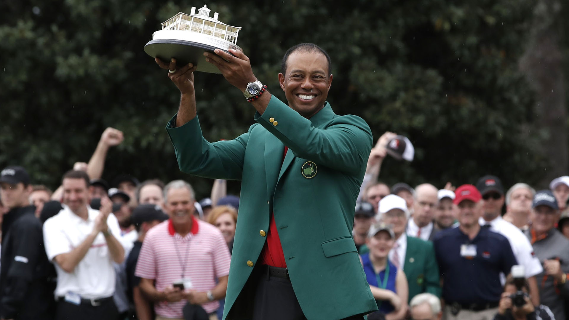 Momento supremo: Woods levanta el trofeo del Masters de Augusta con la tradicional chaqueta verde (REUTERS/Mike Segar)