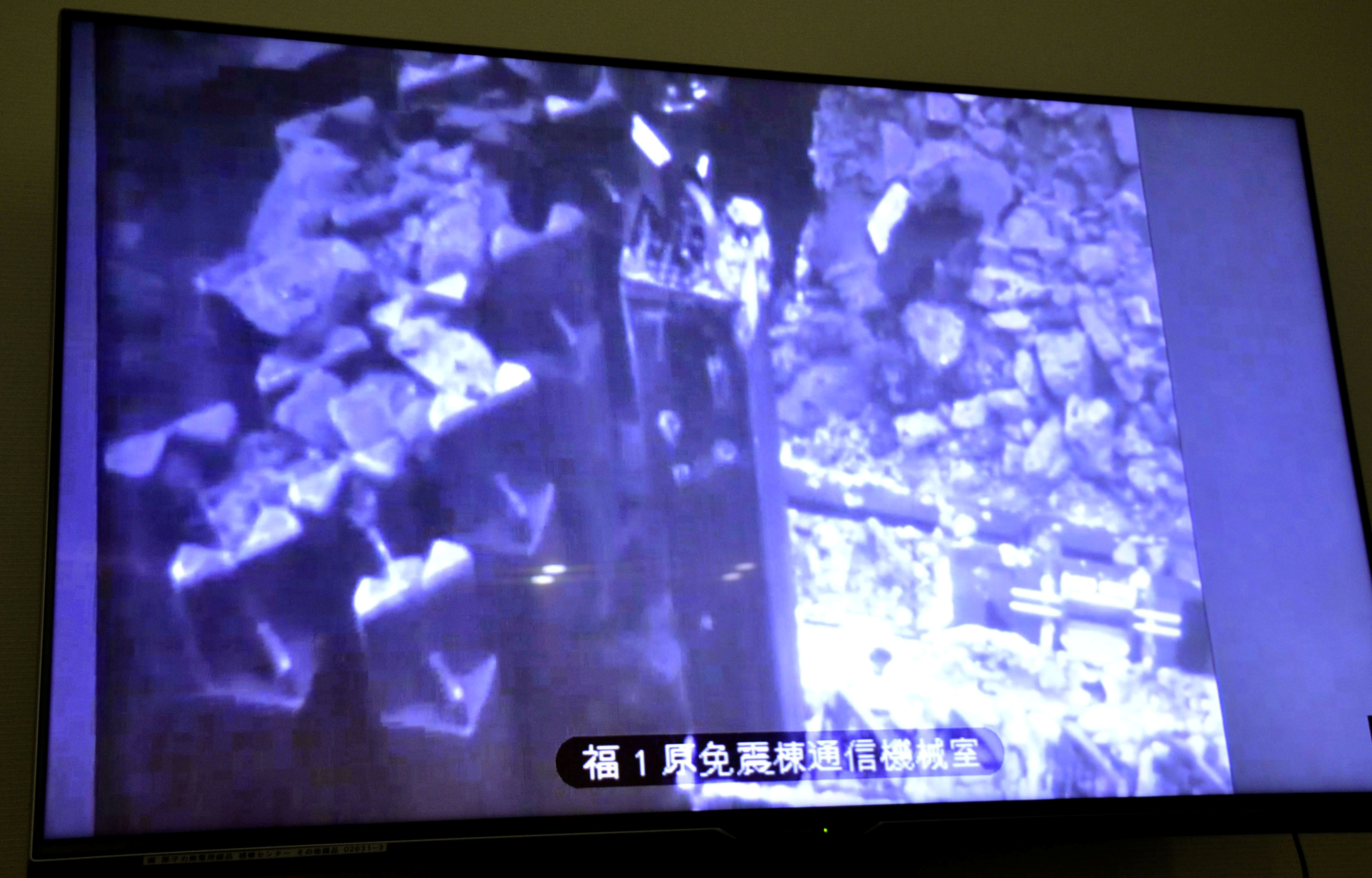 La operación en el reactor 3 de la central de Fukushima es mostrada en una pantalla por los técnicos japoneses (Kyodo via REUTERS)