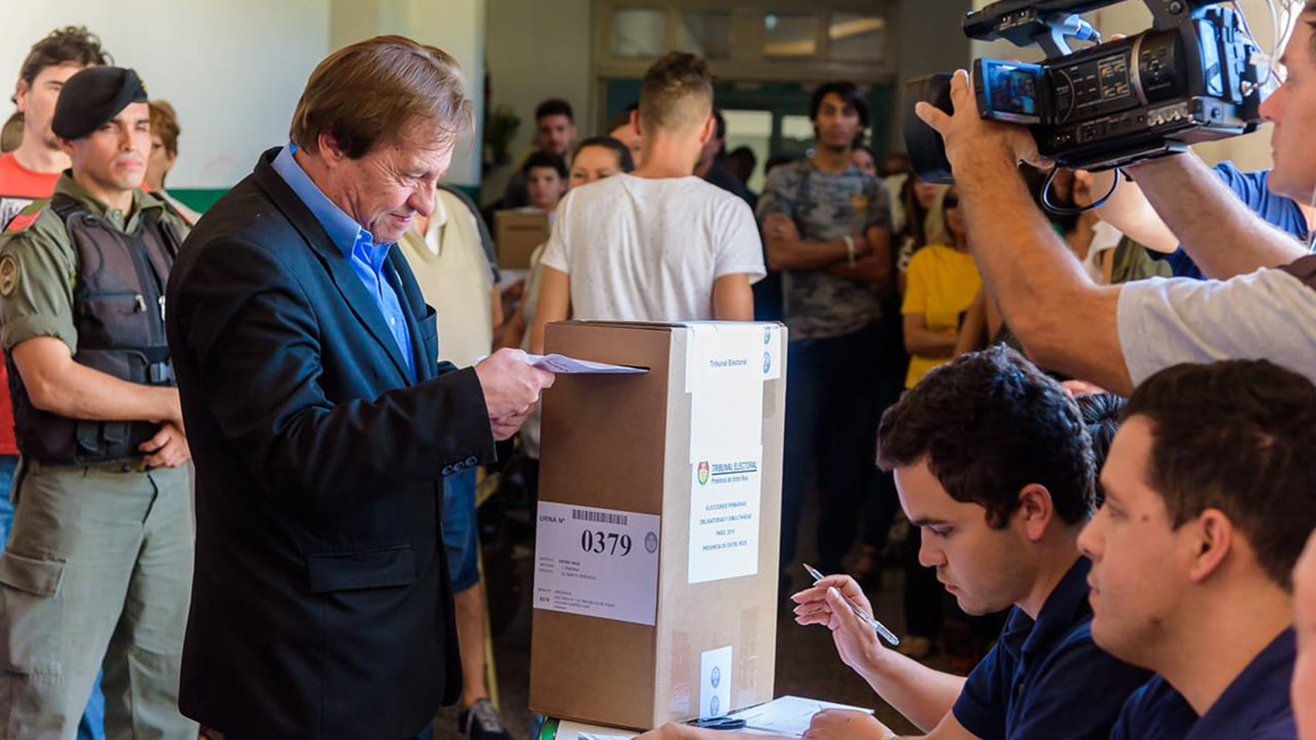 El intendente de Paraná, Sergio Varisco, votó ayer en las PASO (Twitter: @SergioF_Varisco)