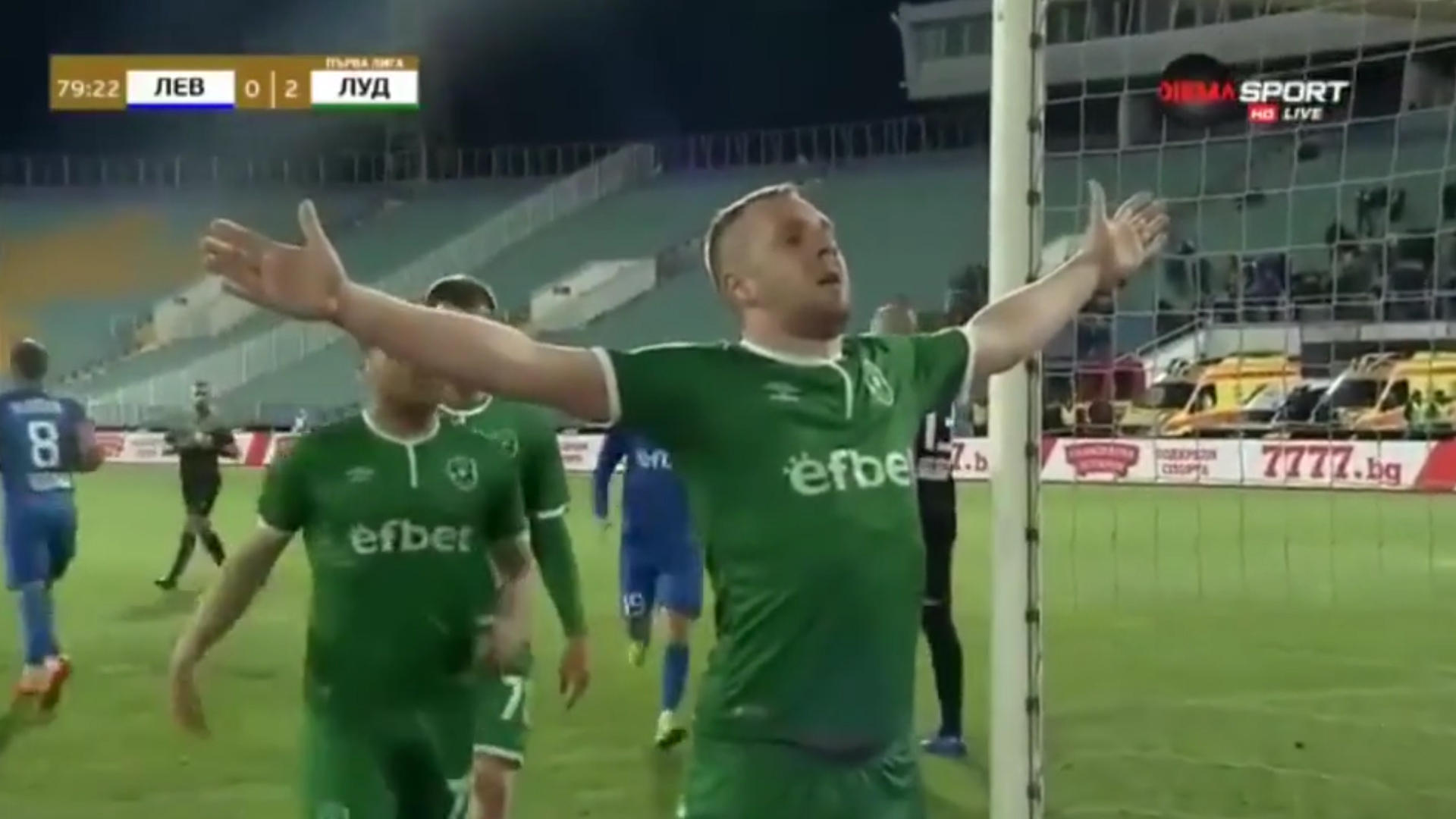 Festejó el gol mirando a la hinchada rival