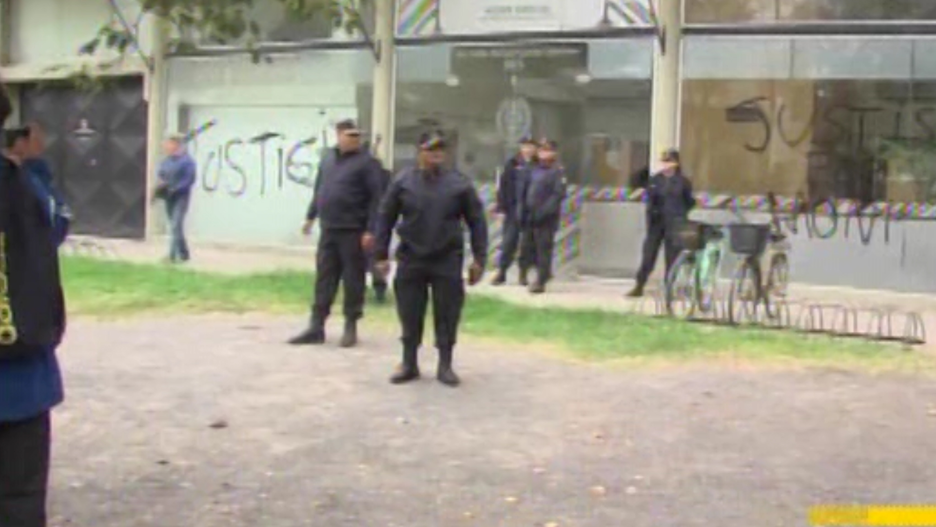 La policía acordona la Fiscalía de Ezeiza, que terminó con todo su frente pintado tras el escrache