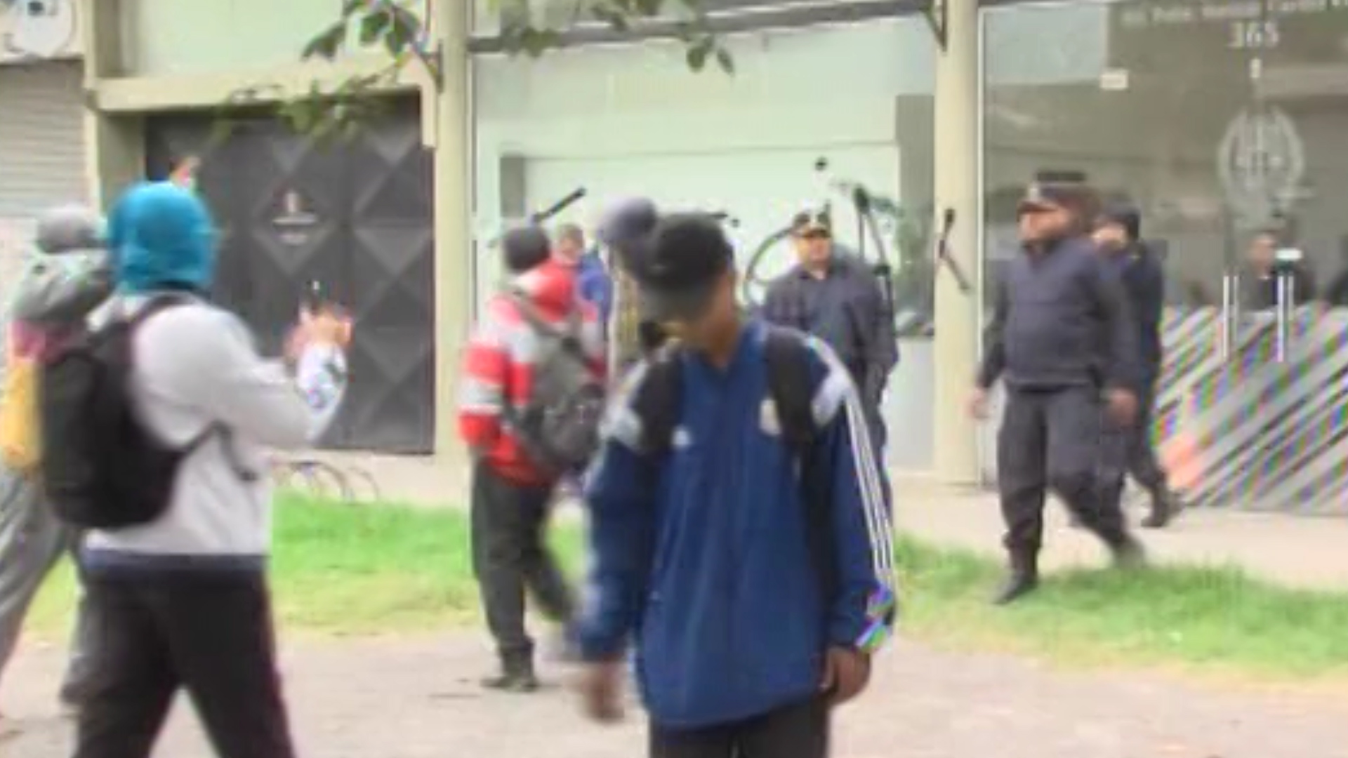 Los manifestantes están con sus caras tapadas