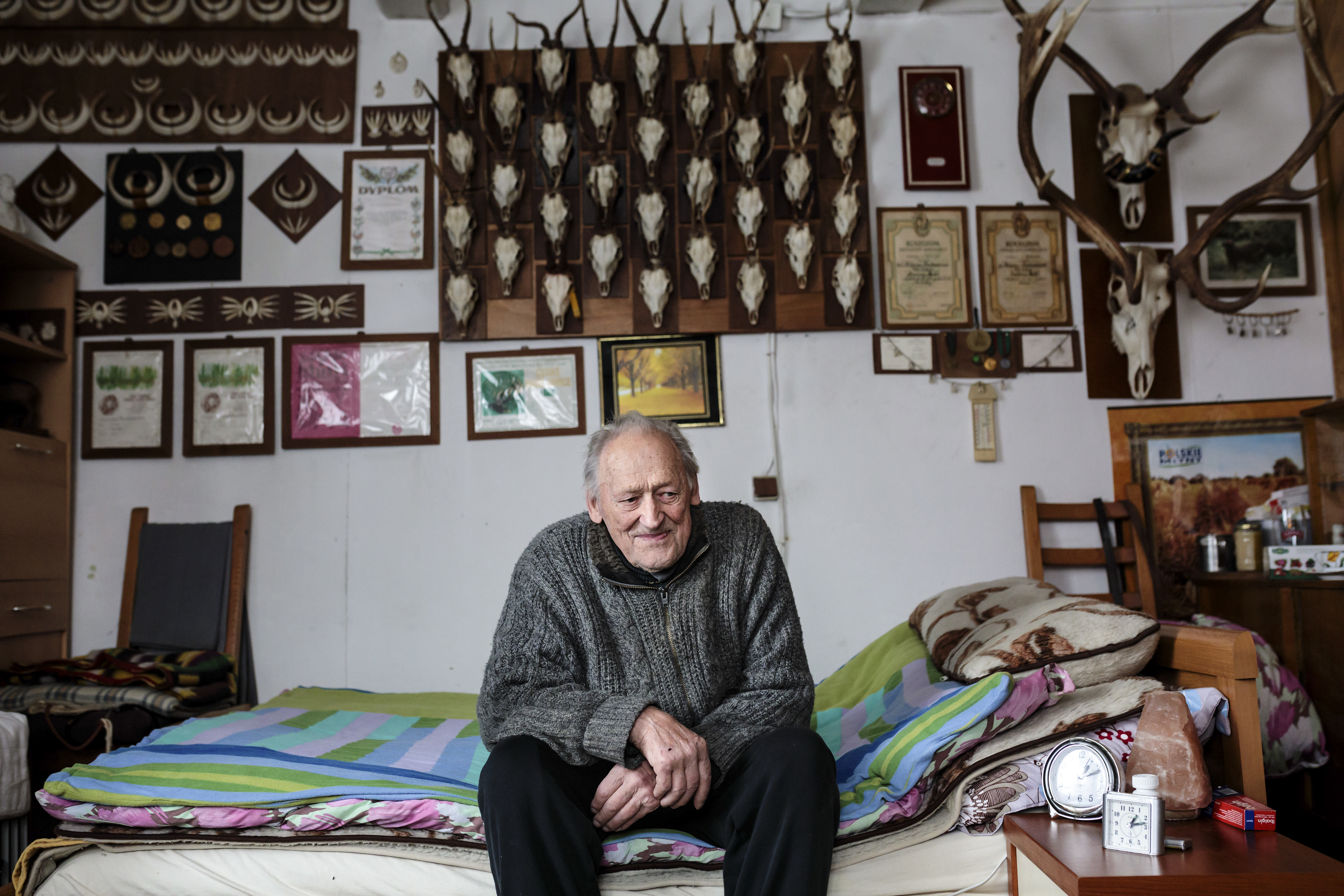 Leon Dackiewicz, quien solía trabajar como guardabosque, en su casa dentro del bosque (Andrea Mantovani/The New York Times)
