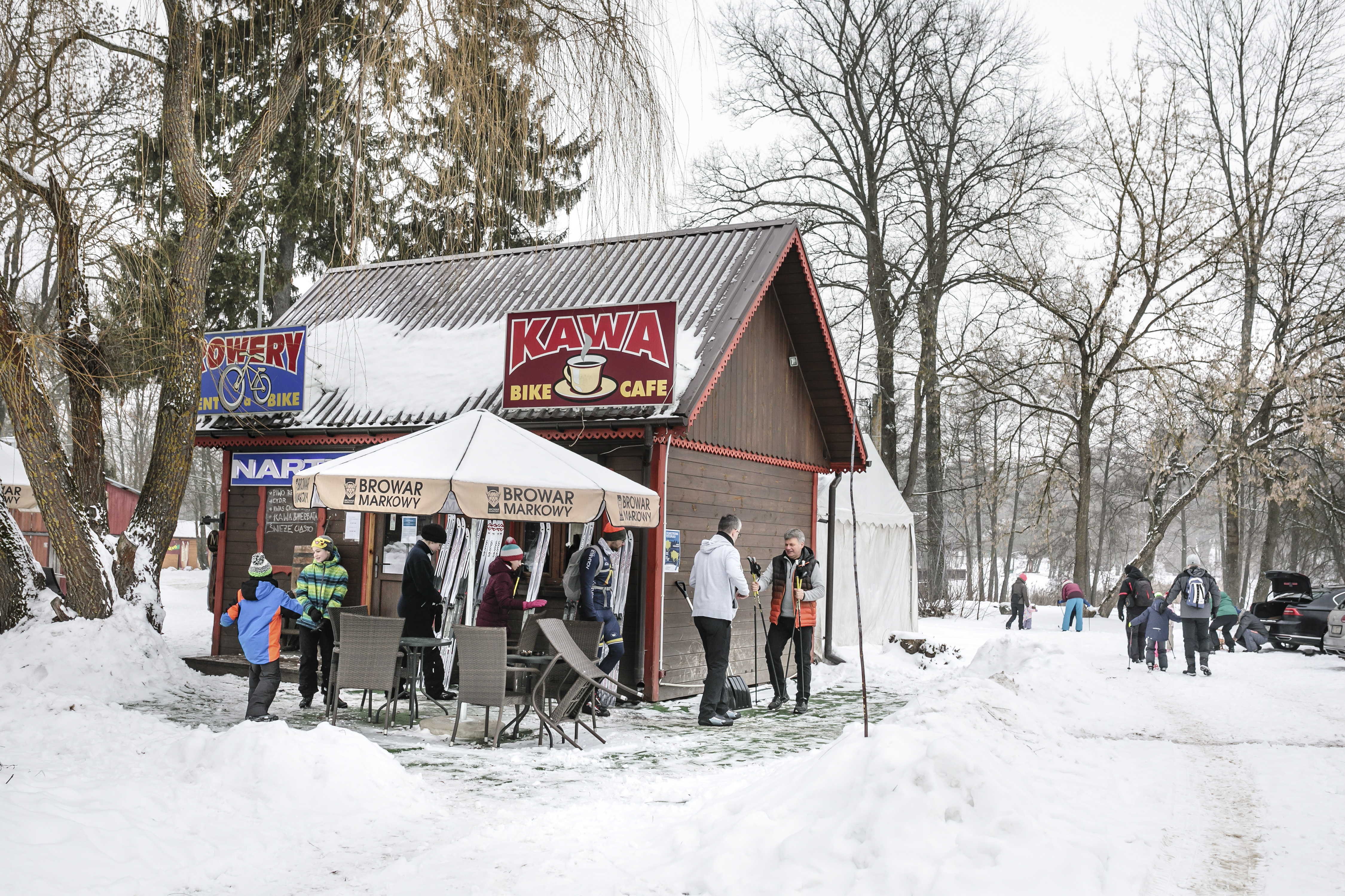 Slawomir Dron, con un chaleco naranja, administra una cafetería a la entrada del bosque, y apoyaba a activistas y científicos que se oponían a la tala. (Andrea Mantovani/The New York Times)