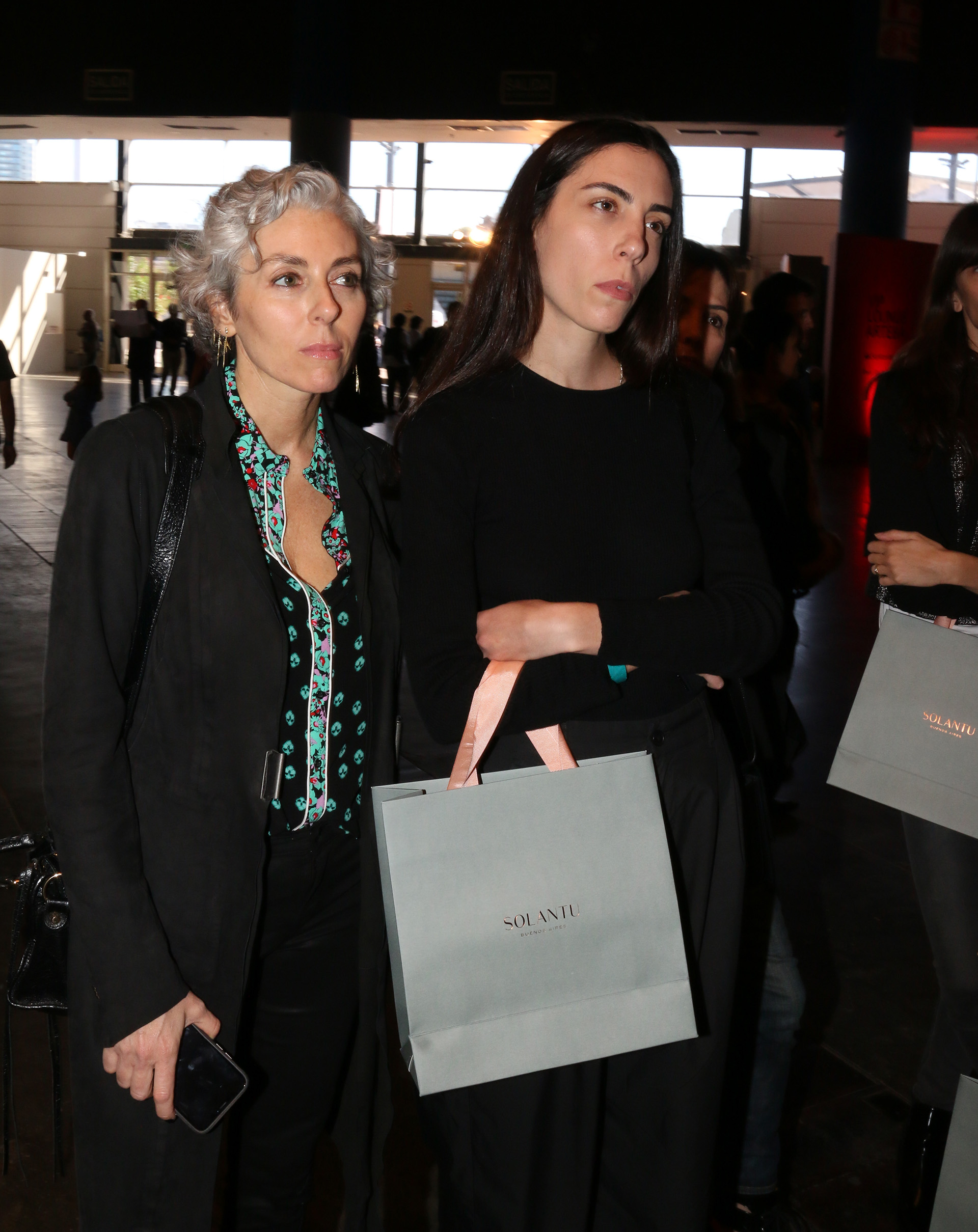 Jackie Parisier y Nadine Awada en la recorrida de Solantu en arteBA