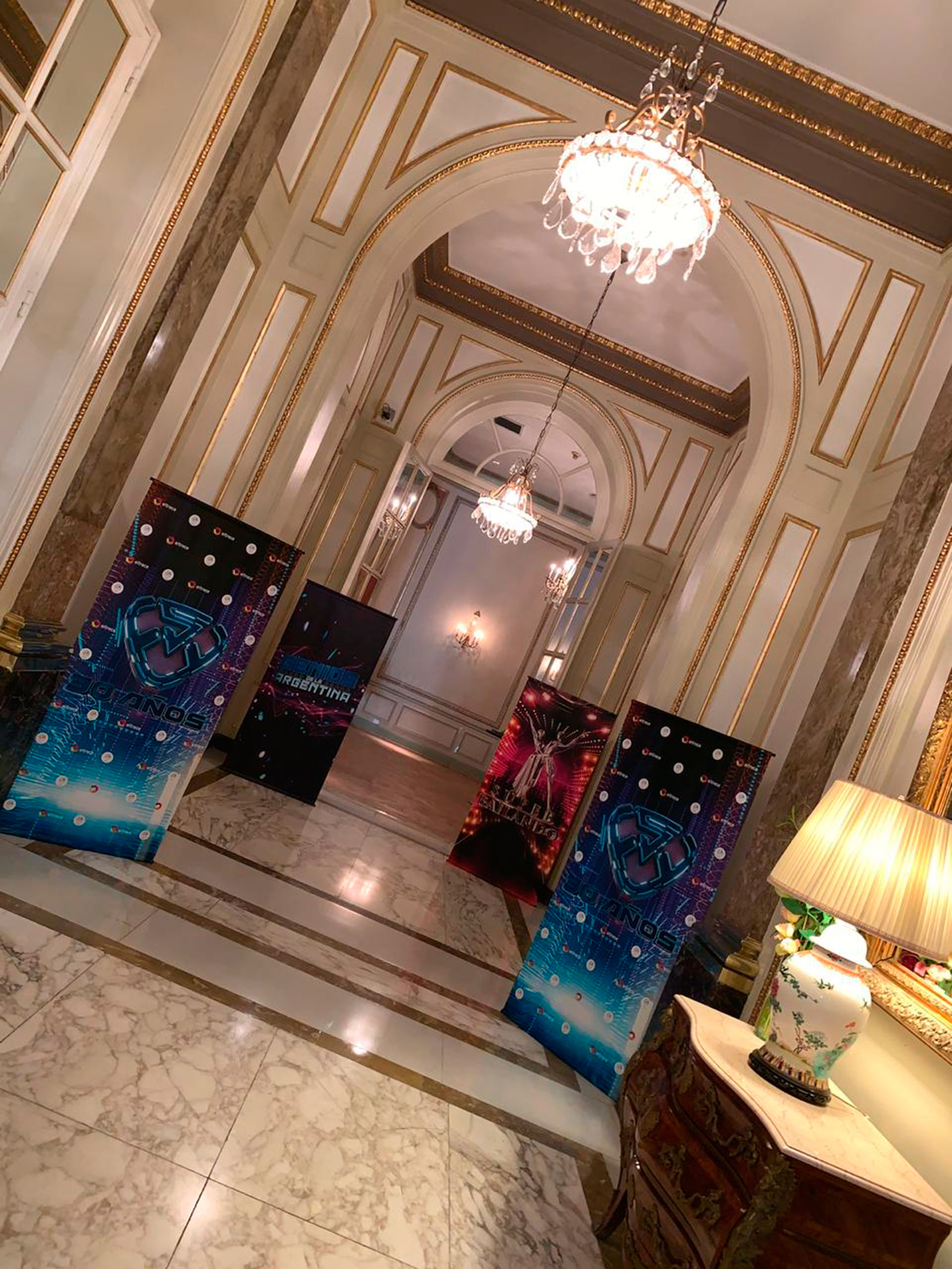 Los banners en la entrada del Alvear Palace Hotel (Foto GENTE)