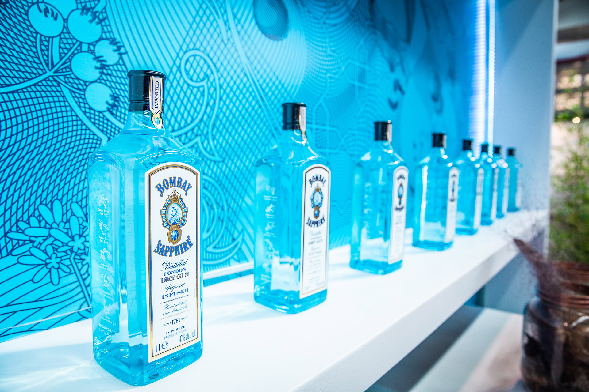 “1 Par Gin, 3 Parts You”, es la idea que dispara el cóctel CANVAS donde el consumidorpodrá participar de la experiencia de la creación de su Gin Tónic mientras conoce más sobrelos botánicos que componen Bombay Sapphire.