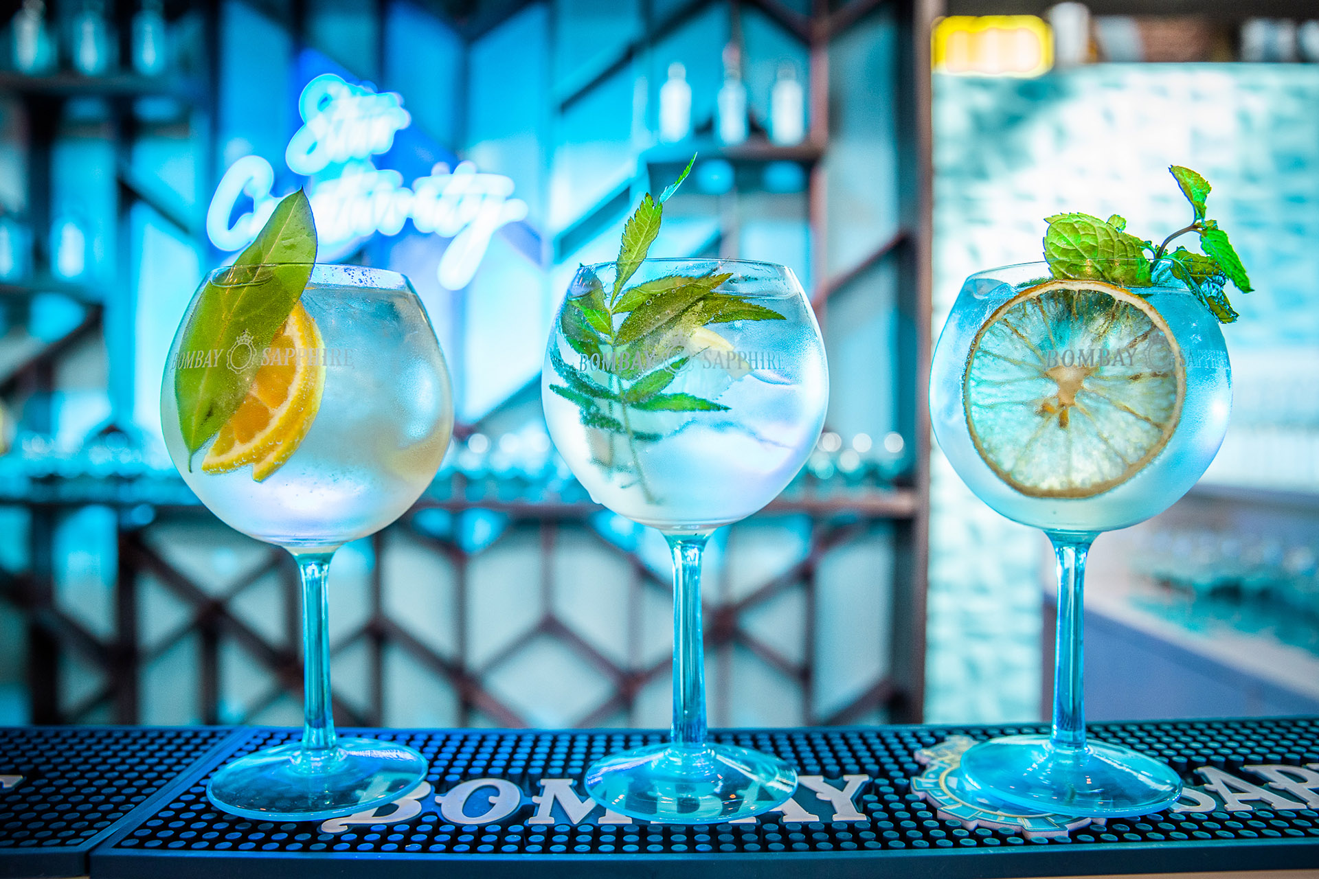 Con catering de Los Petersen y una carta de Gin Tónics creada por la bartender Inés De Los Santos, el bar es una invitación a emprender un viaje por la creatividad y versatilidad del gin.