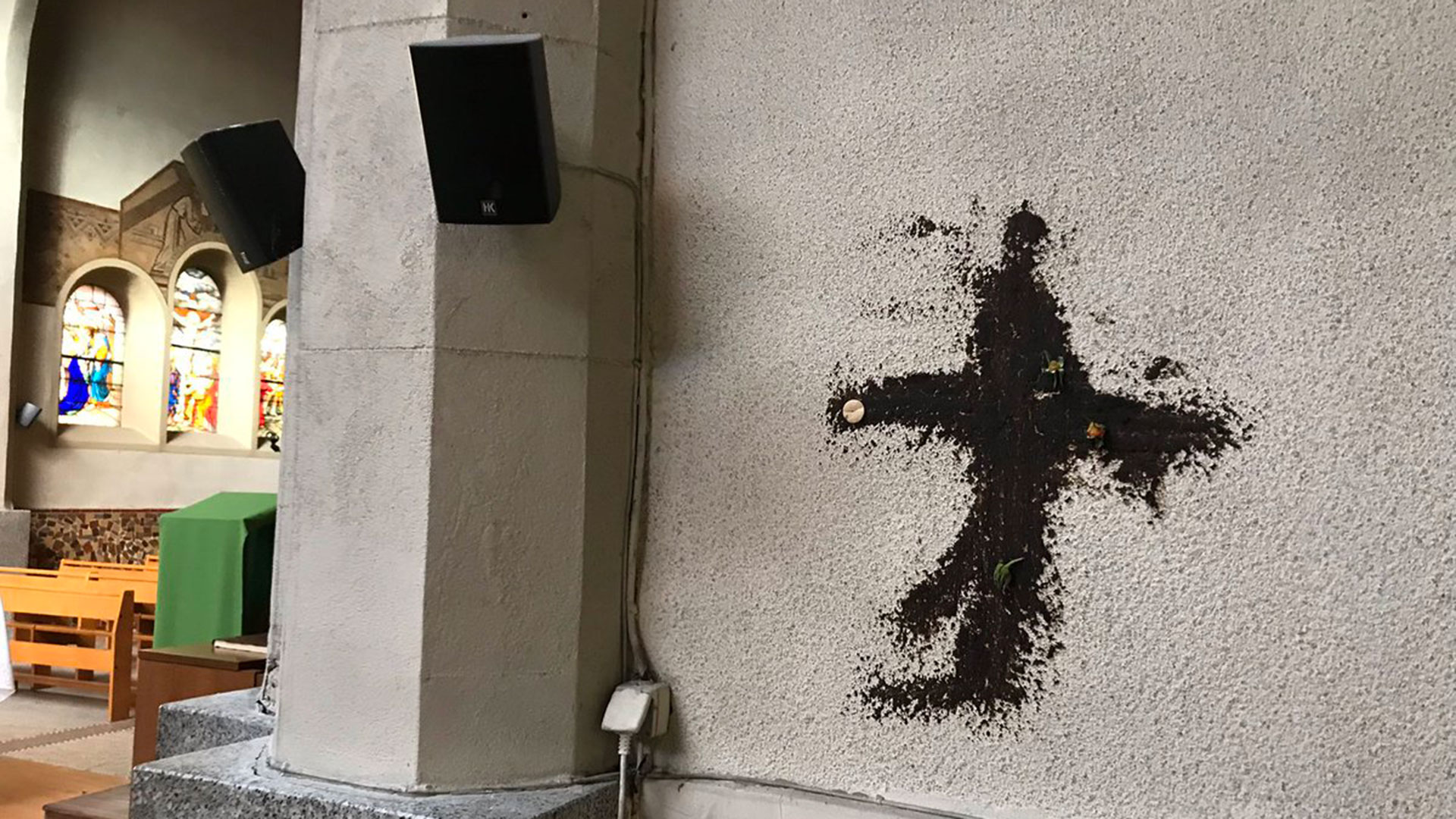 La iglesia de Notre-Dame des Enfants, en Nimes, fue atacada con excrementos en las paredes