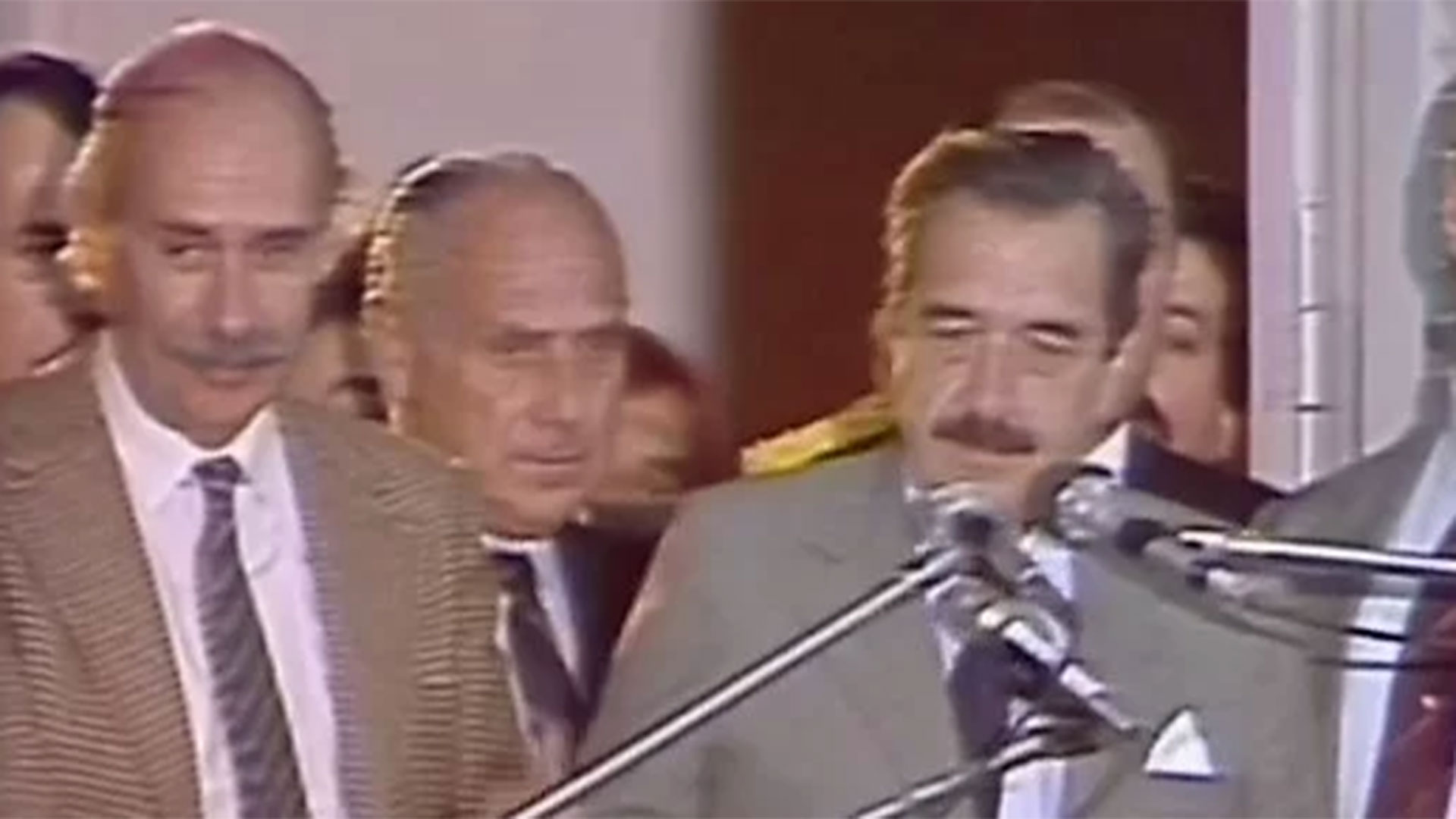 Raúl Alfonsín anuncia la medida