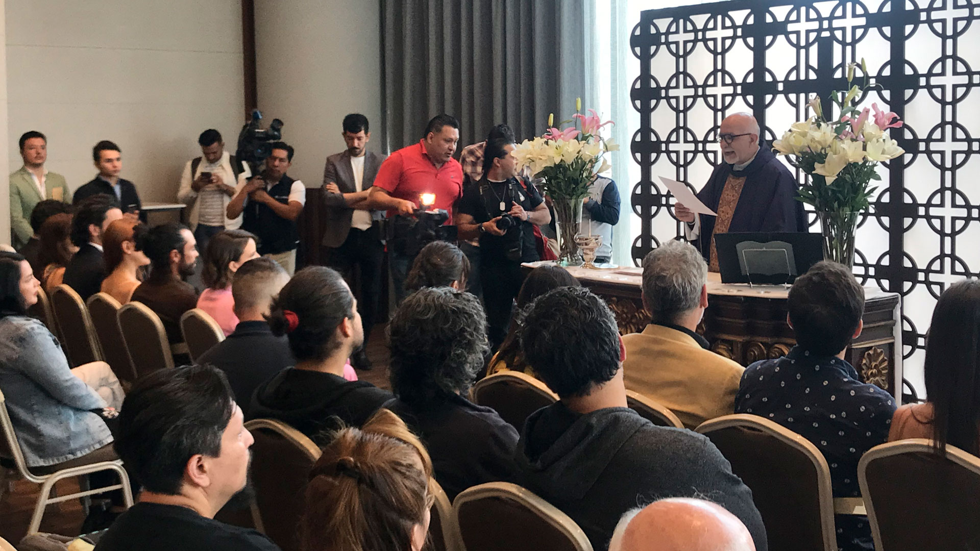 Se realizó una misa para pedir por el éxito del proyecto, una tradición entre las telenovelas mexicanas (Foto: Infobae México/ Fernando Guarneros)