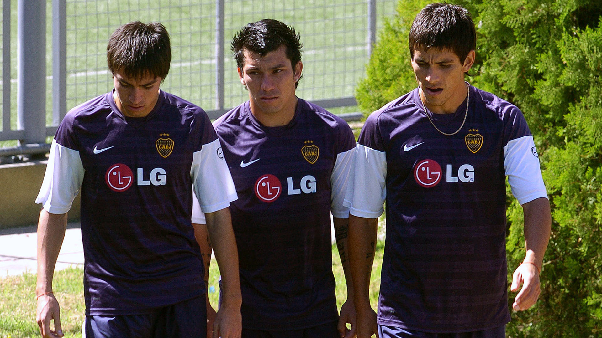Nicolás Gaitán, Gary Medel y Matías Giménez caminan por Casa Amarilla, durante el entrenamiento de Boca (NA)