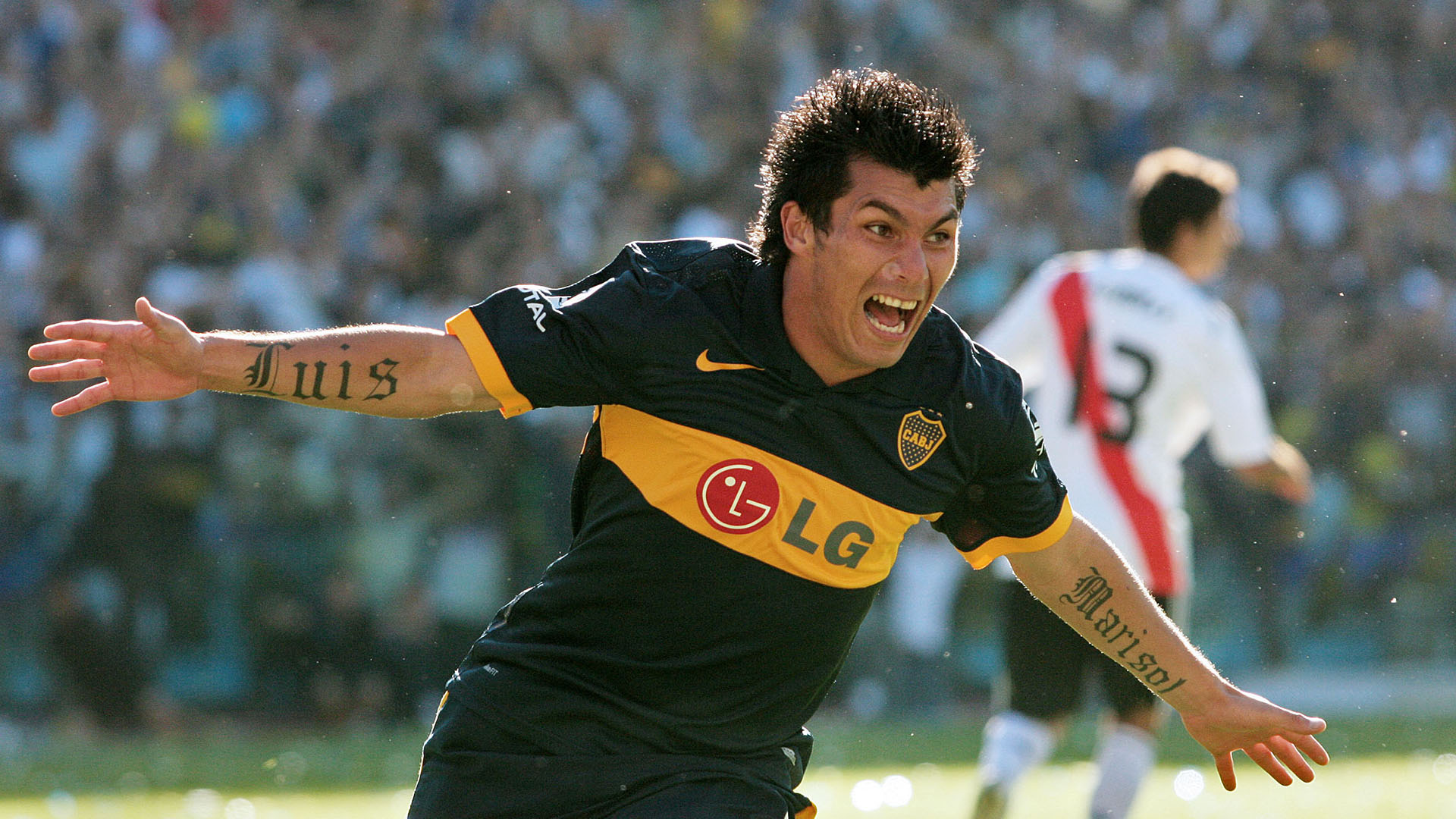 Gary Medel festeja su segundo gol ante River Plate en la Bombonera por el Torneo Clausura 2010 (NA)